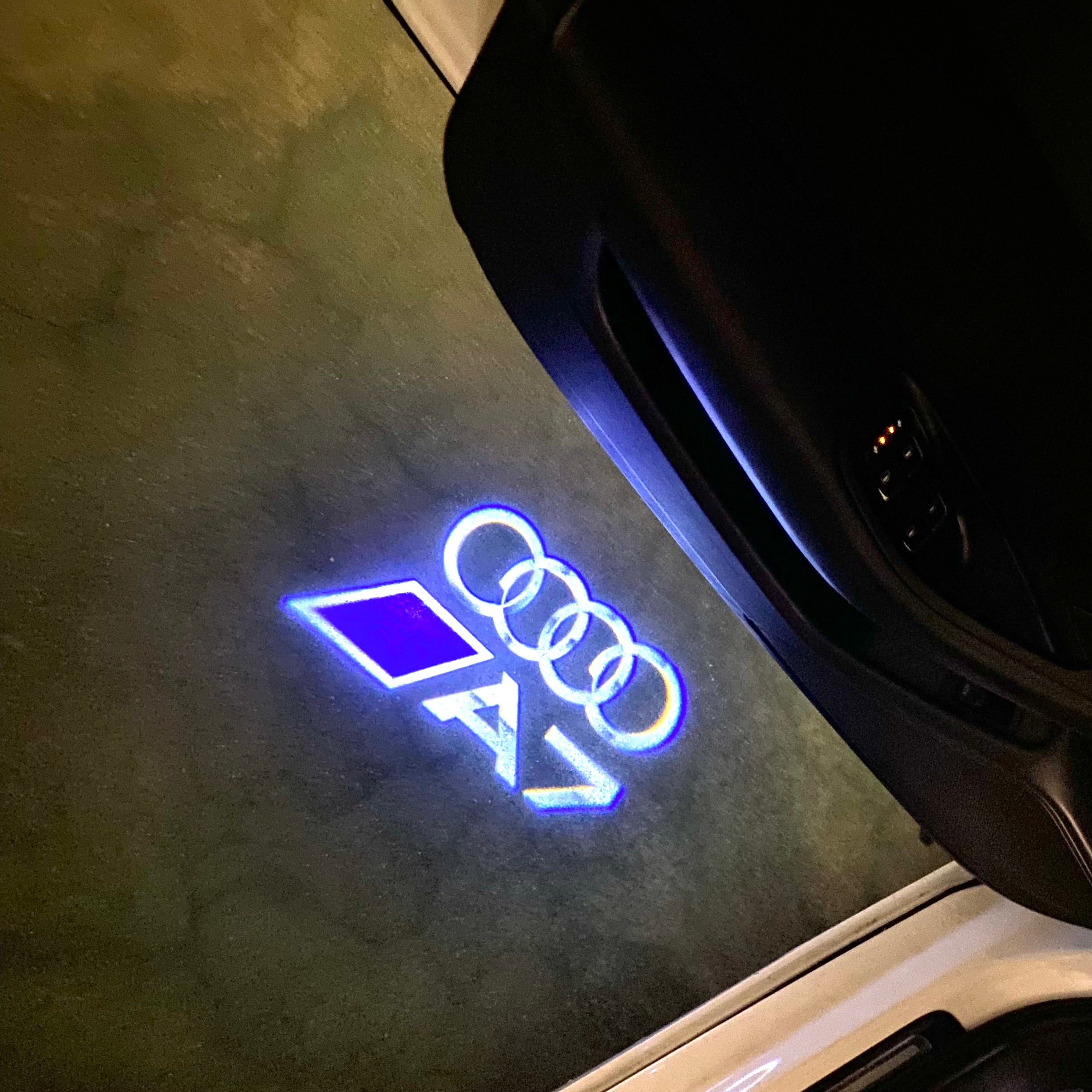AUDI LOGO PROJECTOT LIGHTS Nr.120 (الكمية 1 = 2 Logo Films /2 أضواء الباب)