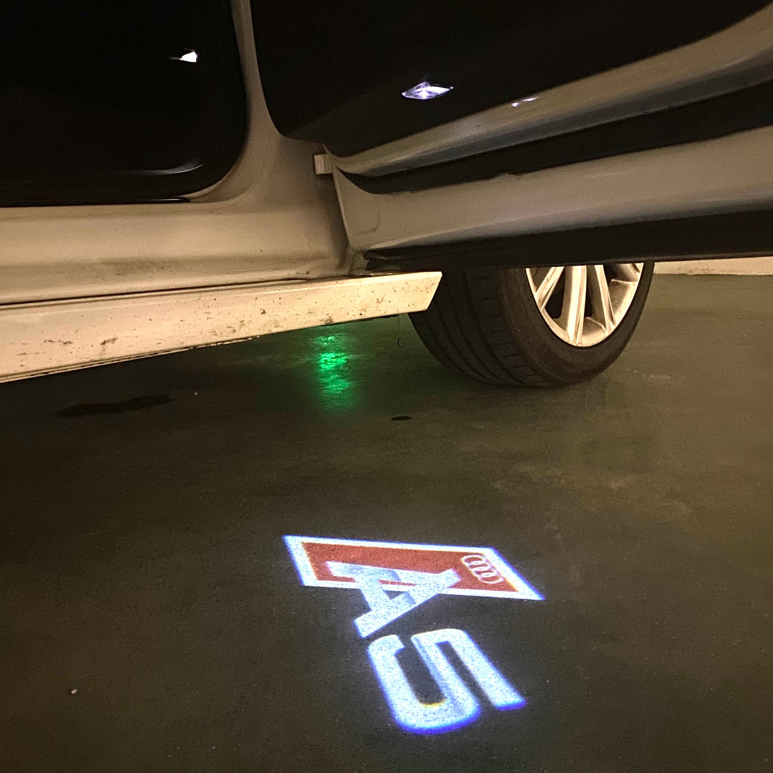 AUDI  A5  LOGO PROJECTOT LIGHTS  (quantity 1 = 2 Logo Films /2 door lights）Nr.12B97