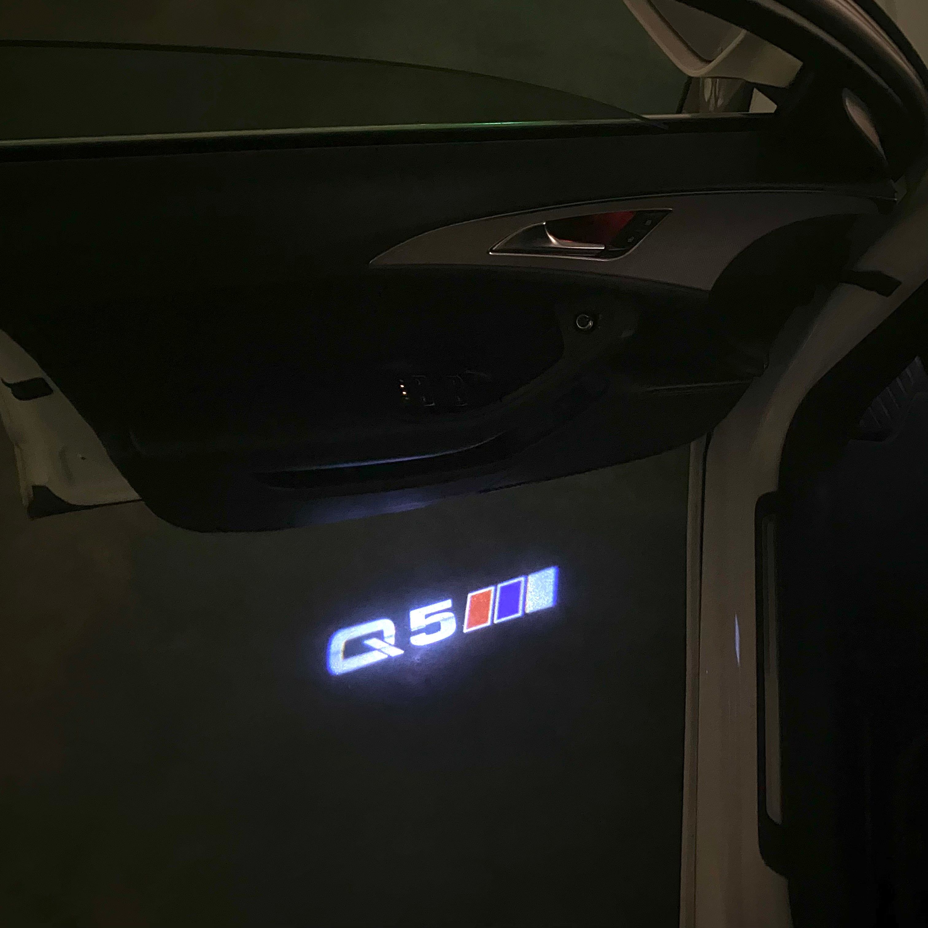 AUDI  Q5   LOGO PROJECTOT LIGHTS  (quantity 1 = 2 Logo Films /2 door lights）Nr.12B70