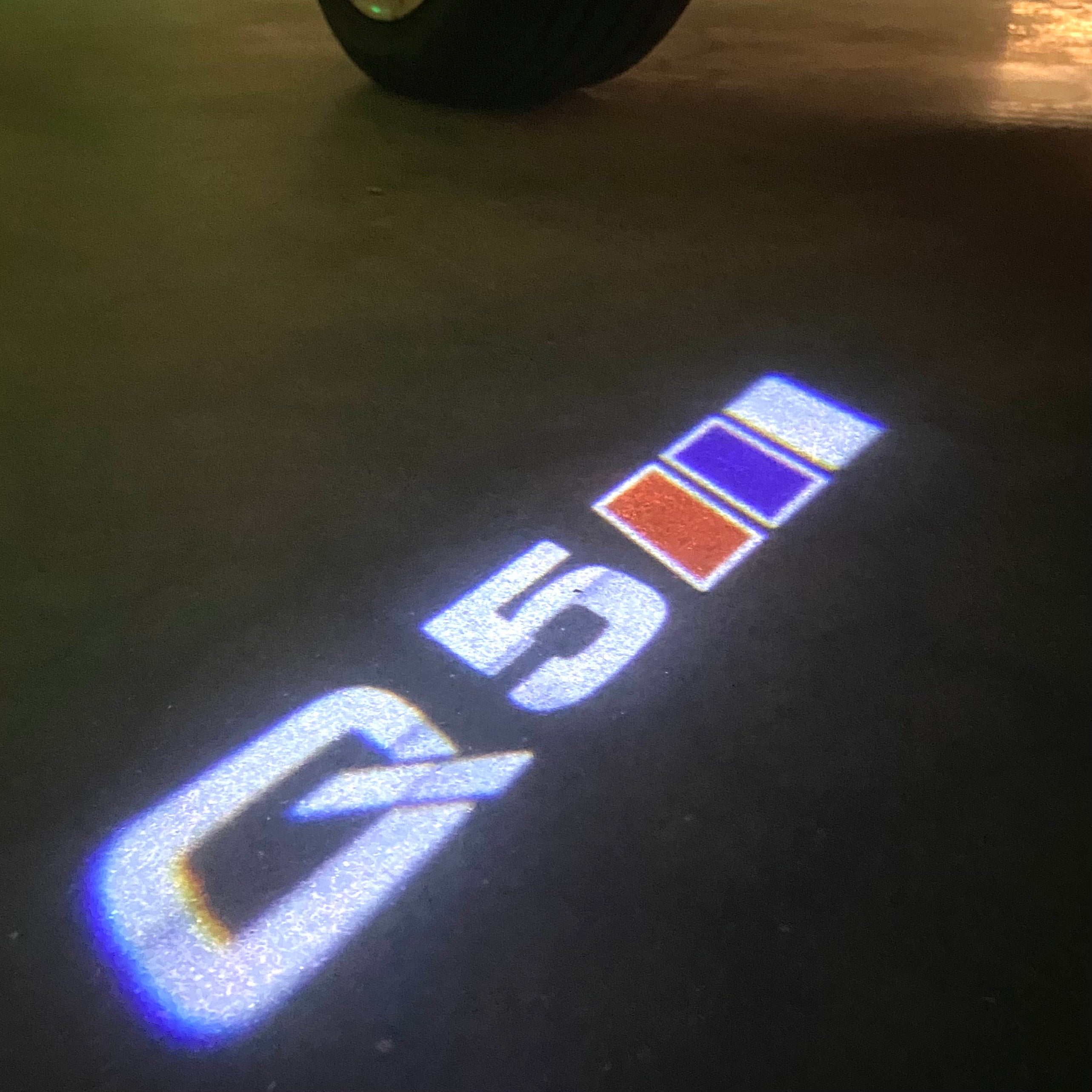 AUDI  Q5   LOGO PROJECTOT LIGHTS  (quantity 1 = 2 Logo Films /2 door lights）Nr.12B70
