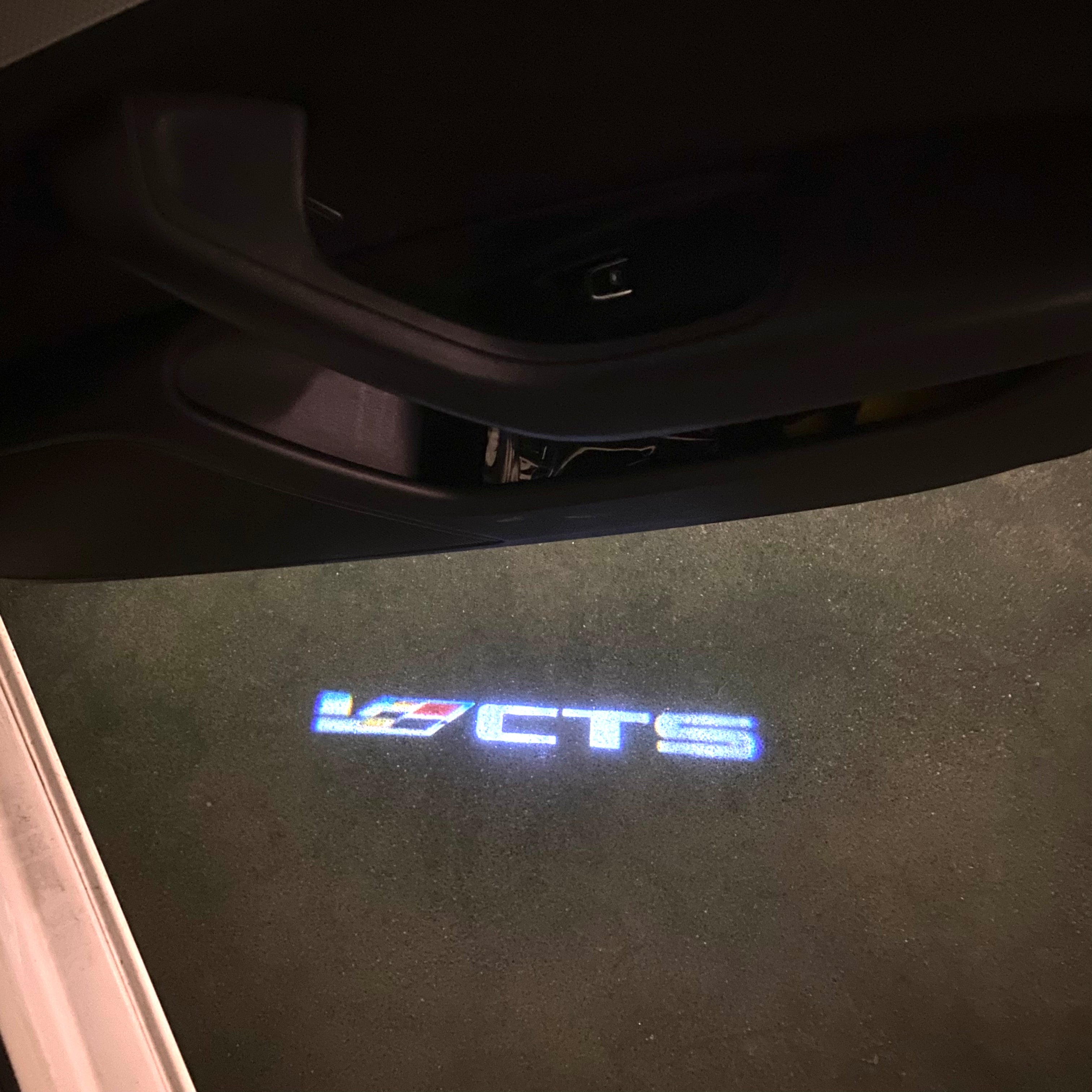 CADILLAC CTS LOGO PROJECTOT LIGHTS Nr.9805 (quantity 1 = 2 Logo Films /2 door lights）