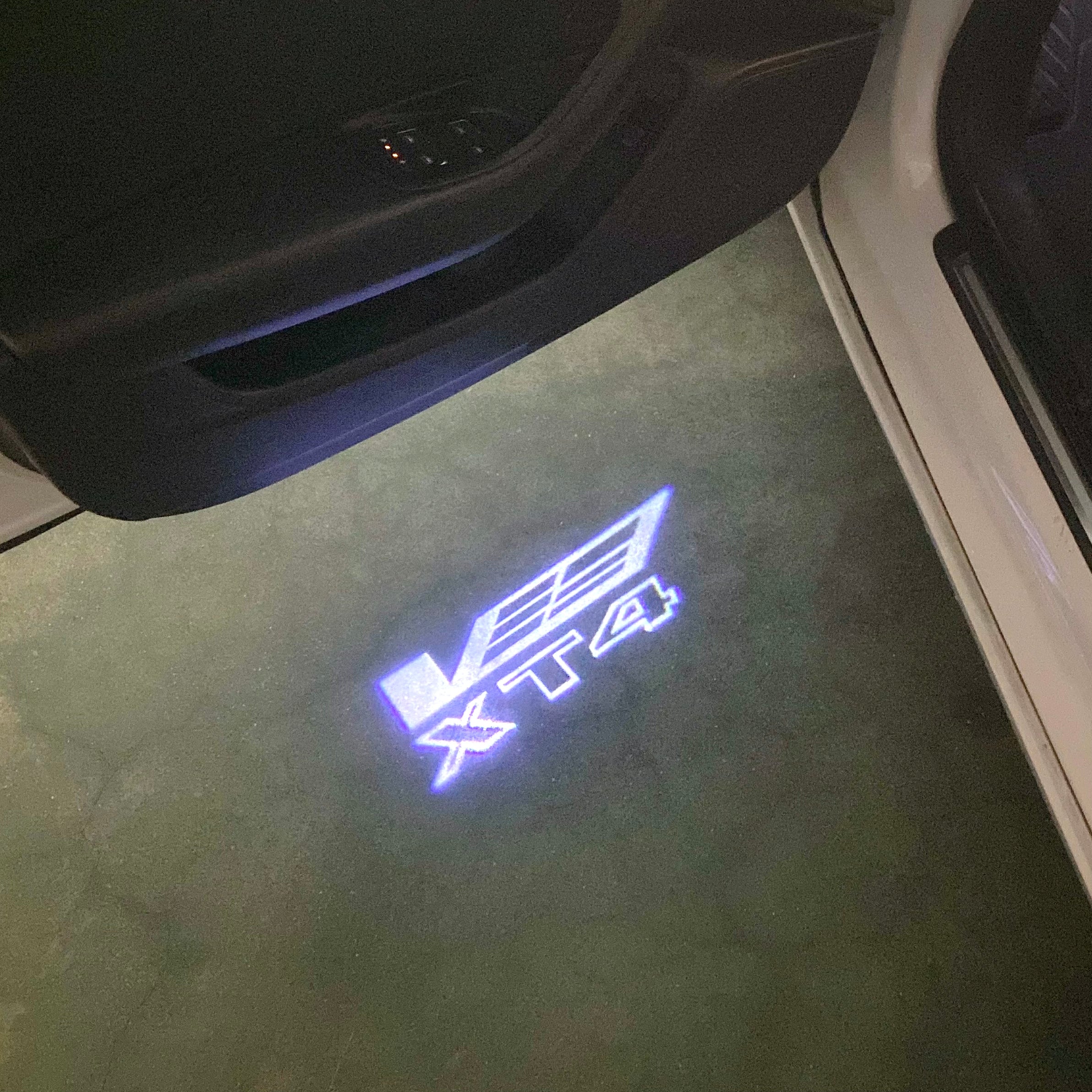 CADILLAC XT4 LOGO PROJECTOT LIGHTS Nr.9766 (quantity 1 = 2 Logo Films /2 door lights）