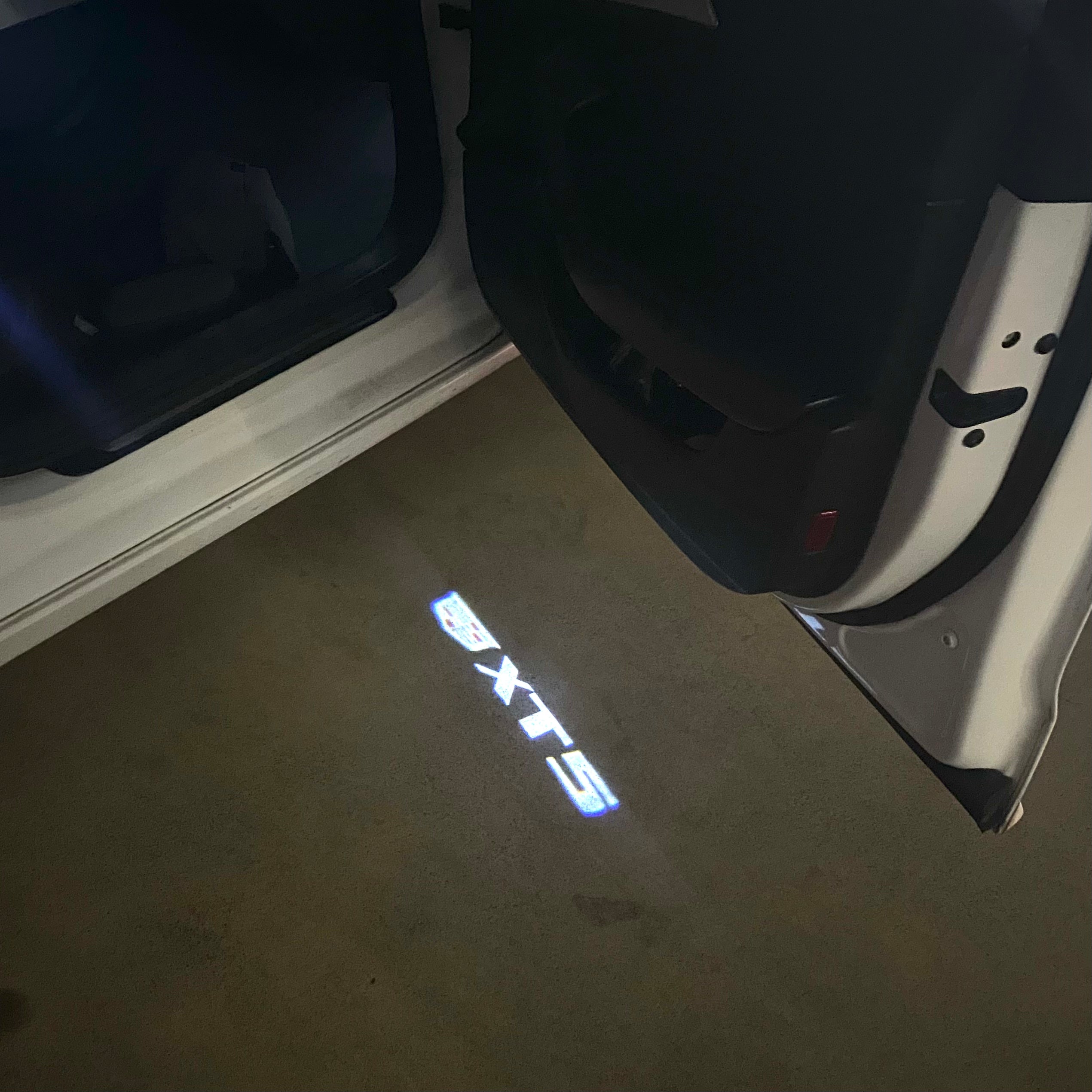 CADILLAC XT5 LOGO PROJECTOT LIGHTS Nr.9793 (quantity 1 = 2 Logo Films /2 door lights）