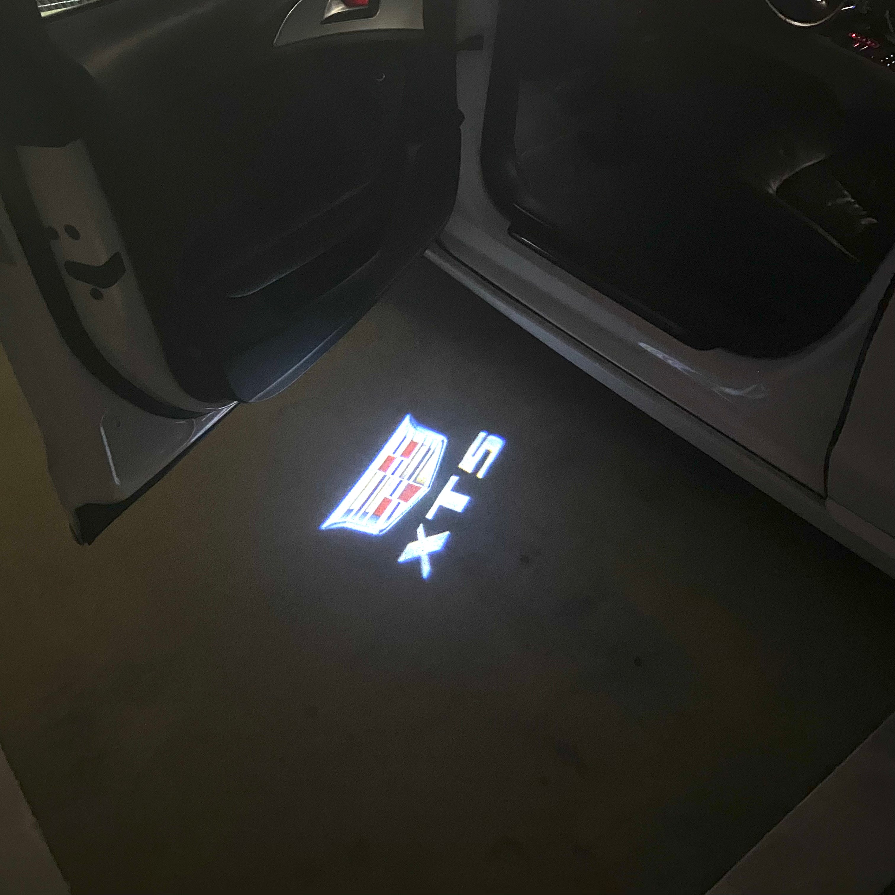 CADILLAC XT5 LOGO PROJECTOT LIGHTS Nr.9741 (quantity 1 = 2 Logo Films /2 door lights）