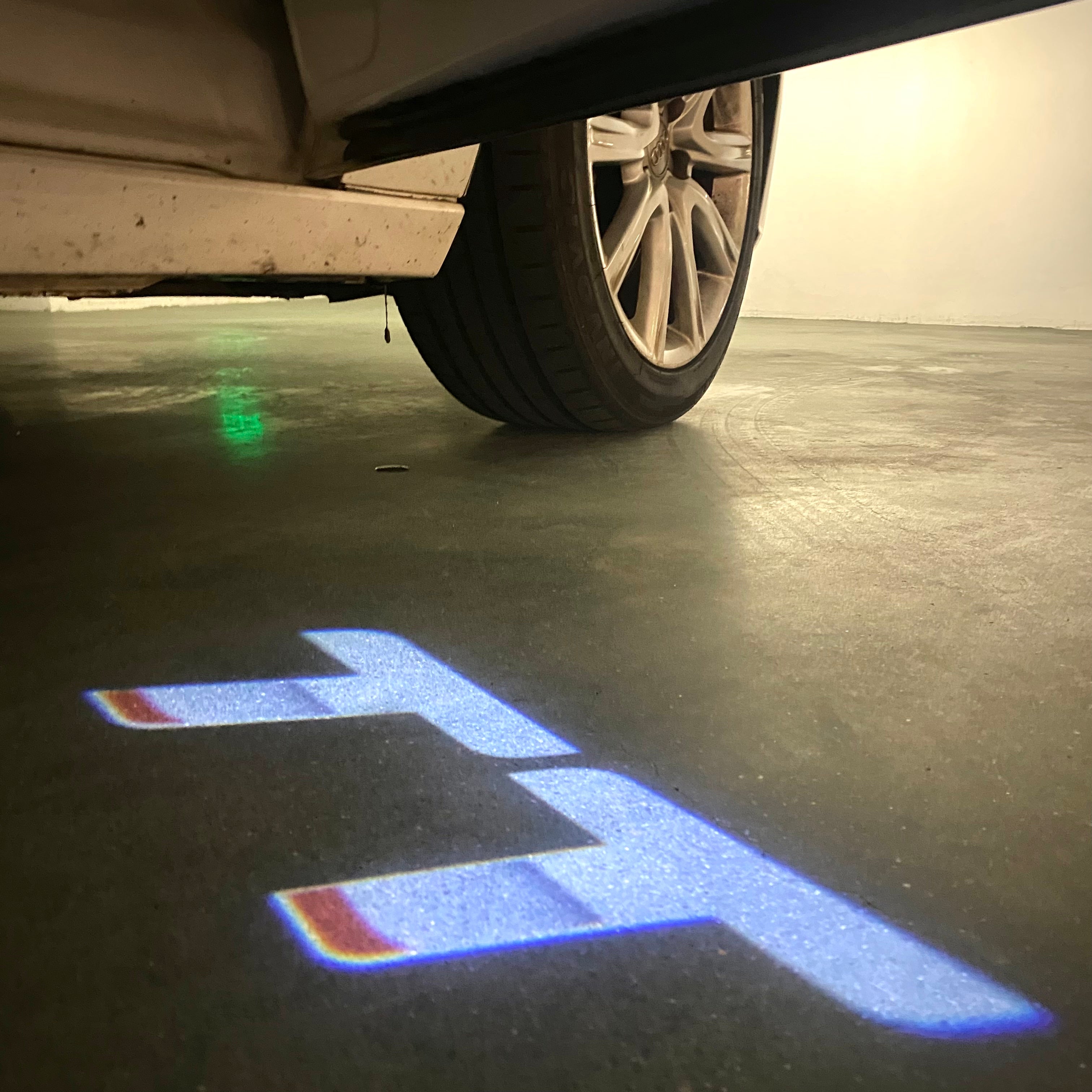 AUDI  TT LOGO PROJECTOT LIGHTS  (quantity 1 = 2 Logo Films /2 door lights）Nr.12B102