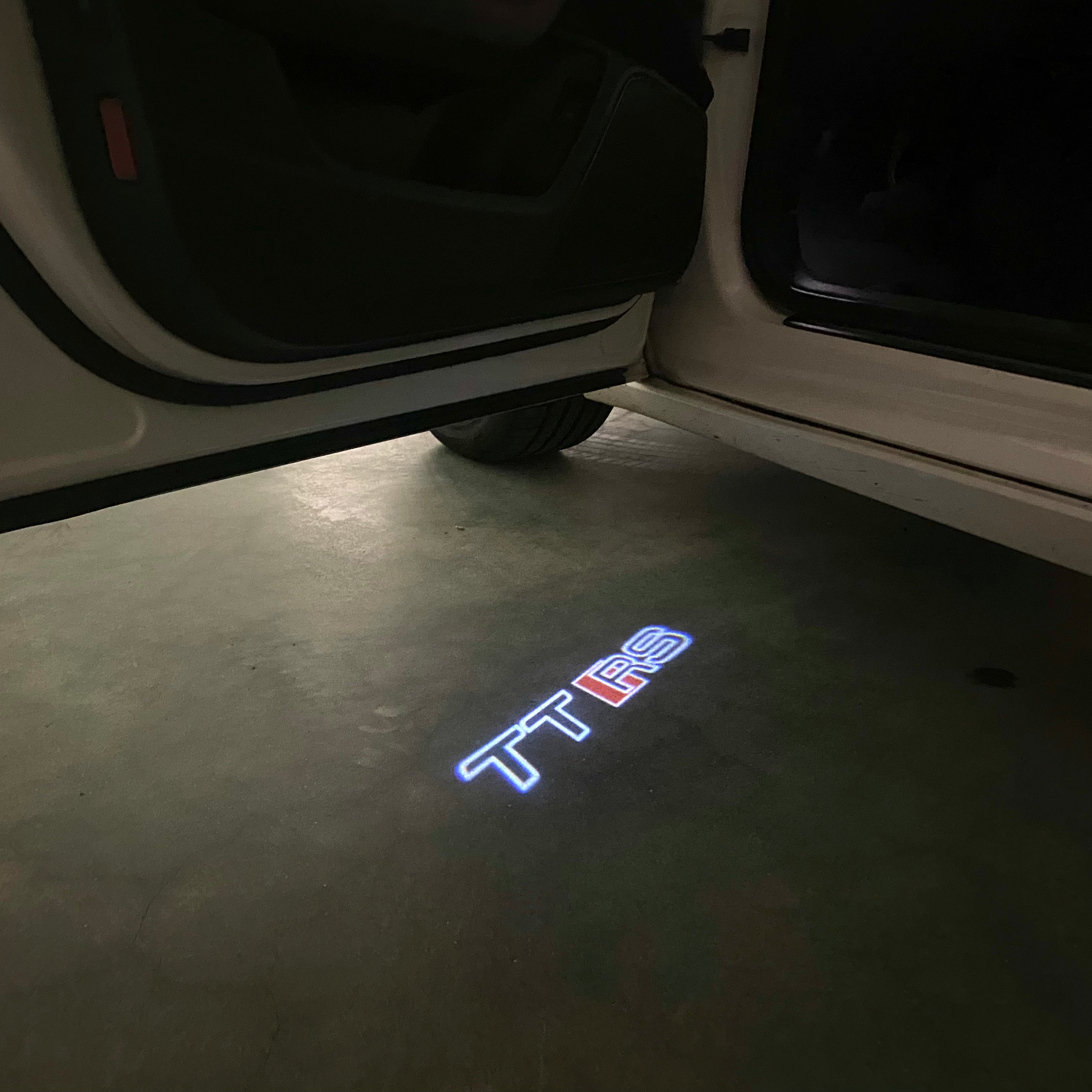 AUDI  TTRS LOGO PROJECTOT LIGHTS  (quantity 1 = 2 Logo Films /2 door lights）Nr.12B18