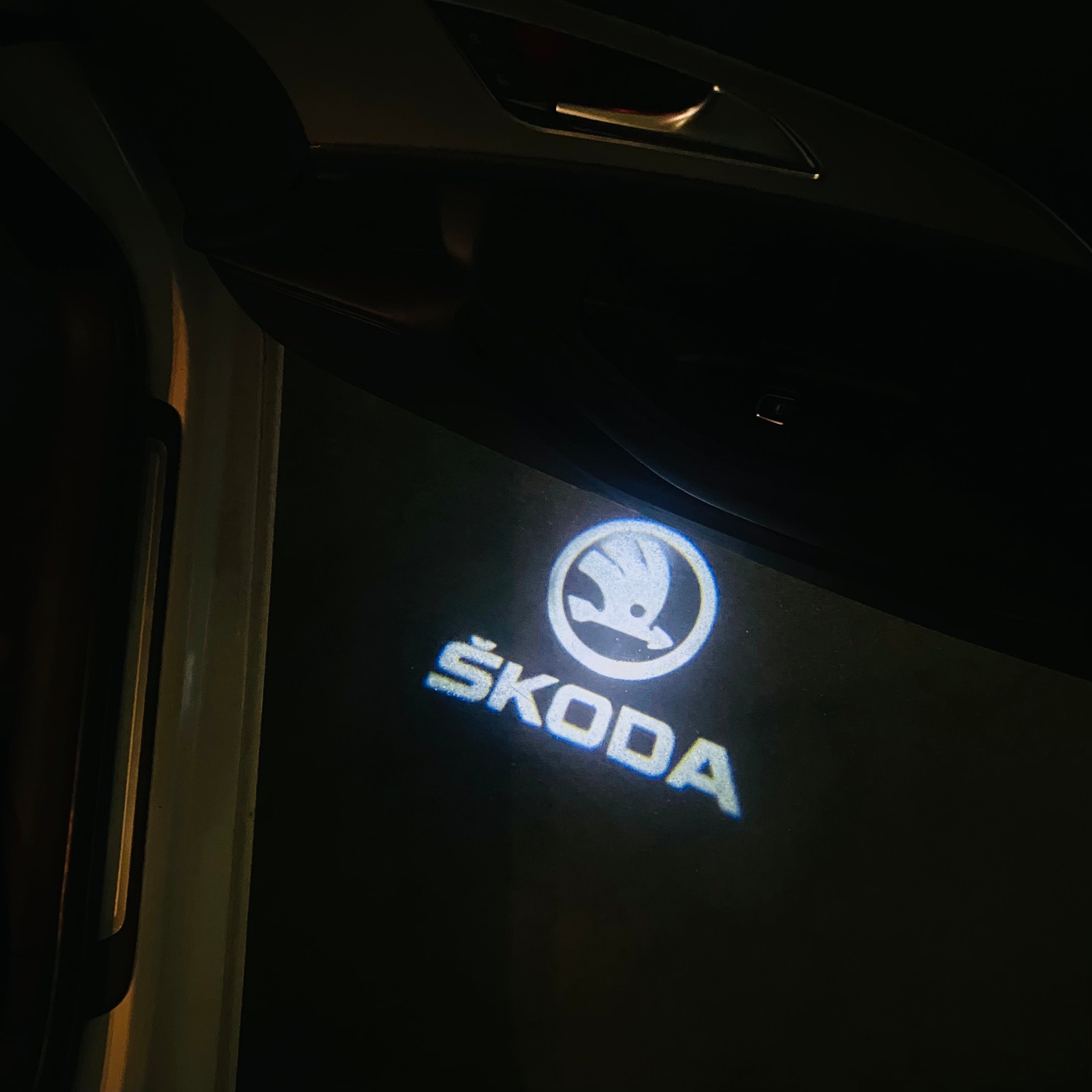 LUCI PROIETTORI LOGO SKODA Nr.09 (quantità 1 = 2 Logo Film / 2 luci porta)