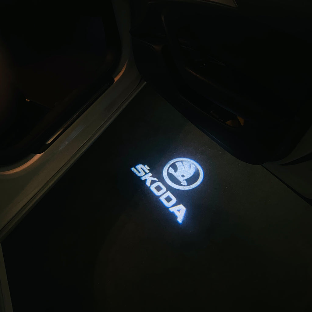 LUCI PROIETTORI LOGO SKODA Nr.09 (quantità 1 = 2 Logo Film / 2 luci porta)