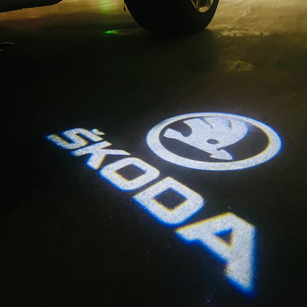 LUCI PROIETTORI LOGO SKODA Nr.09 (quantità 1 = 2 Logo Film / 2 luci porta)