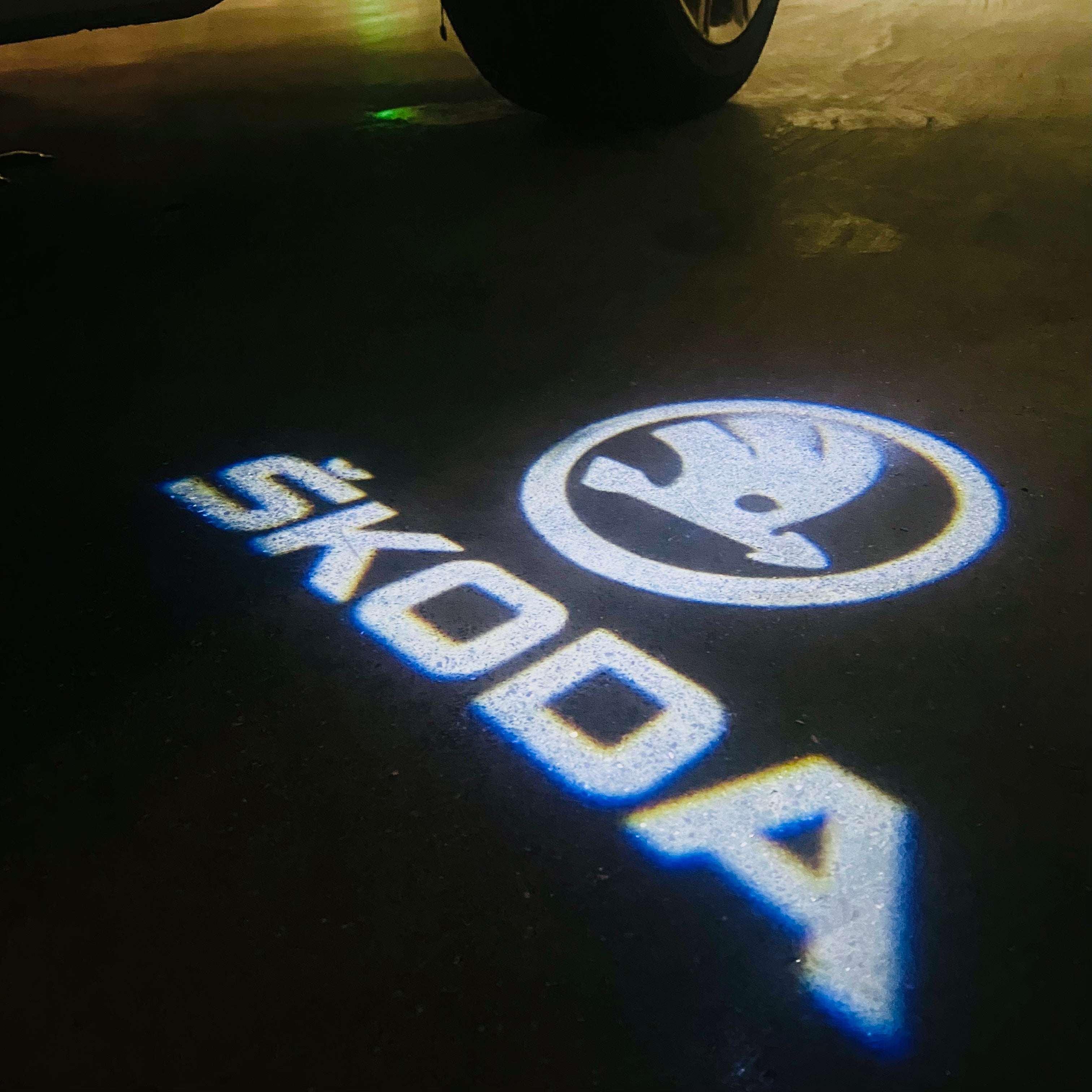 LUCI PROIETTORI LOGO SKODA Nr.09 (quantità 1 = 2 Logo Film / 2 luci porta)