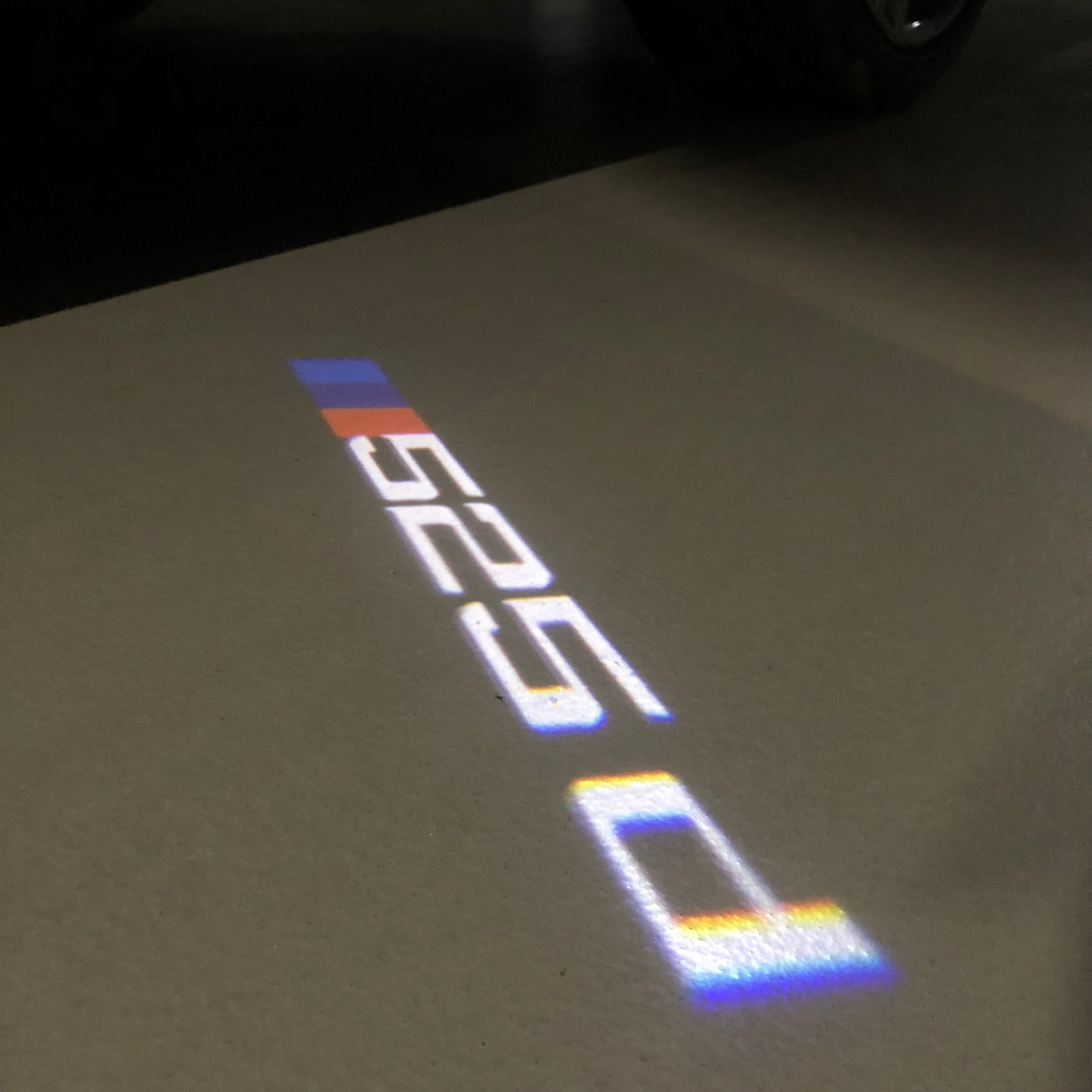 BMW M3 LOGO PROJECTOR LIGHTS Nr.24 (الكمية 1 = 1 مجموعة / 2 أضواء باب)