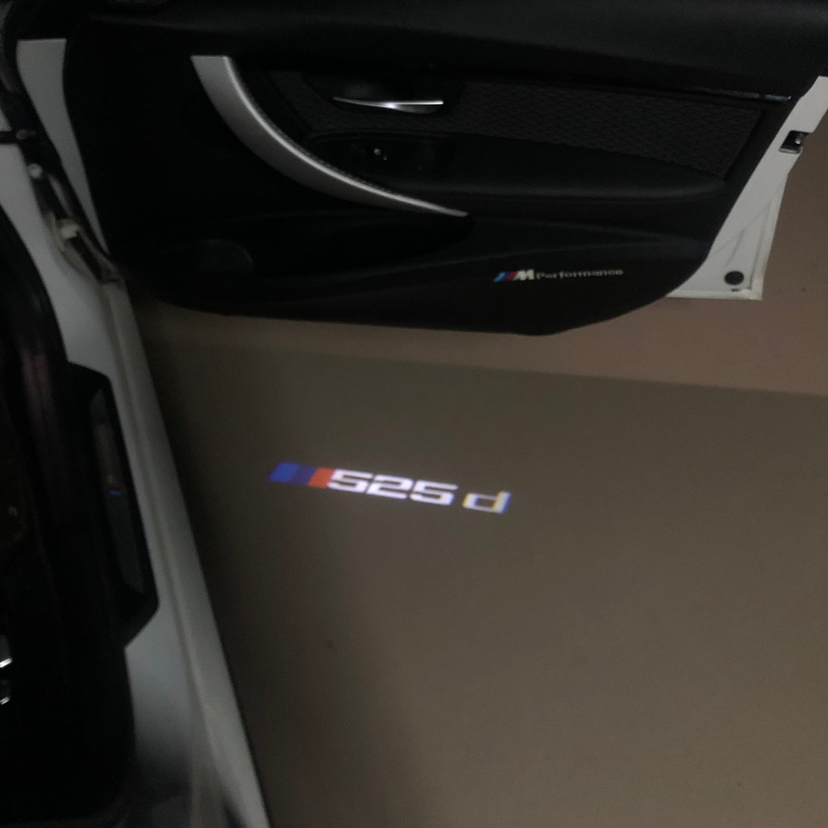 BMW M3 LOGO PROJECTOR LIGHTS Nr.24 (الكمية 1 = 1 مجموعة / 2 أضواء باب)