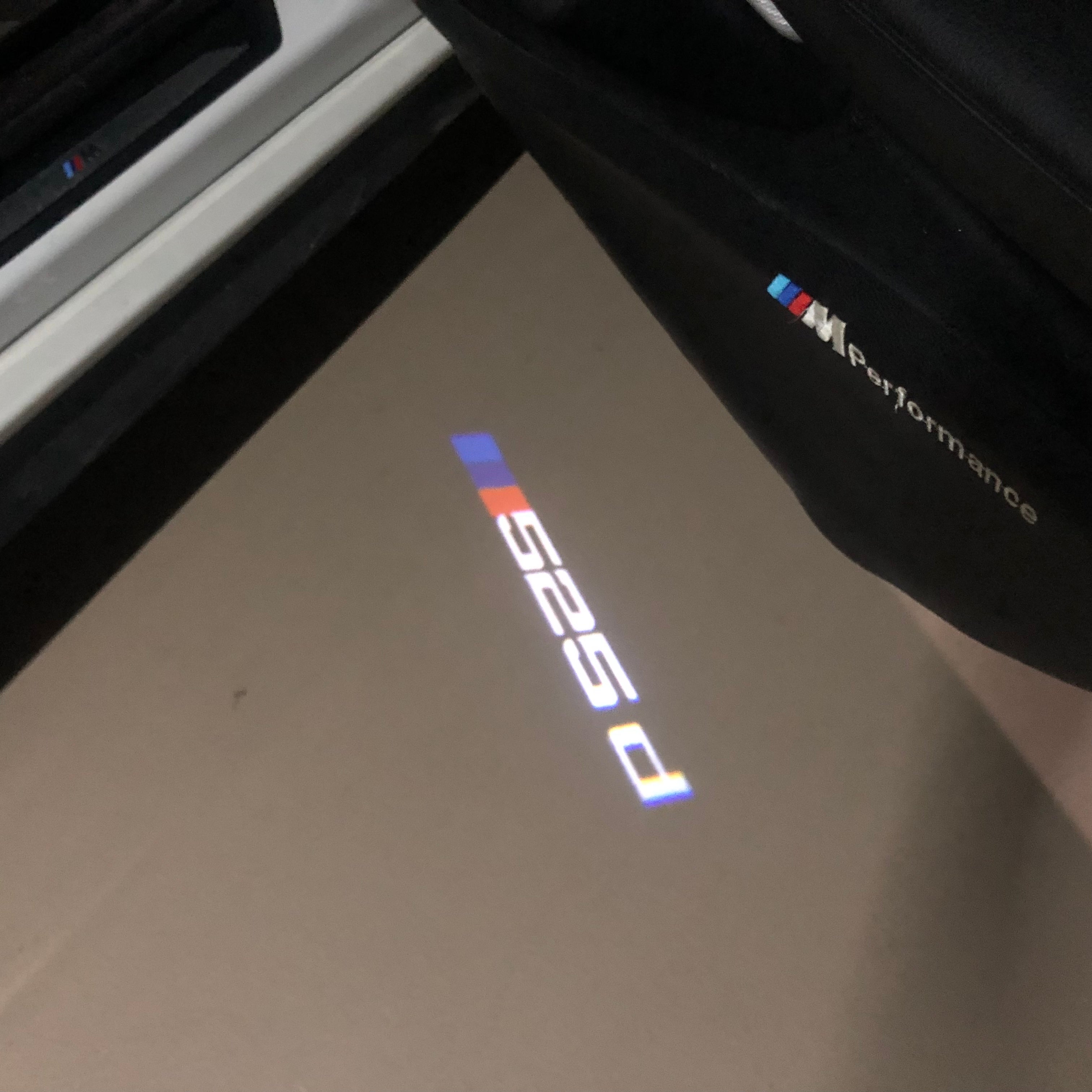 BMW M3 LOGO PROJECTOR LIGHTS Nr.24 (الكمية 1 = 1 مجموعة / 2 أضواء باب)