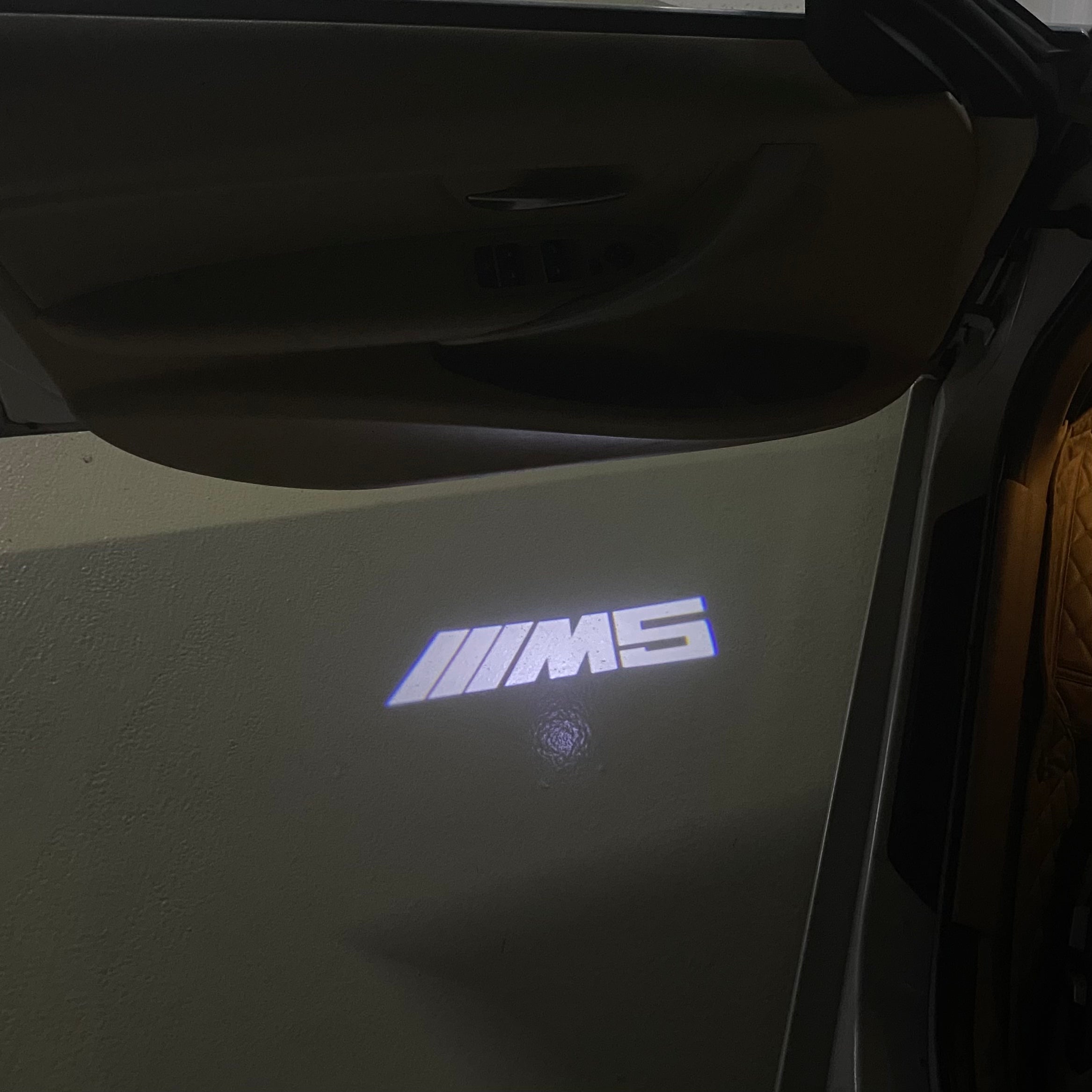 ÉCLAIRAGE DE PROJECTEUR BMW M3 LOGO Nr.24 (quantité 1 = 1 jeux / 2 feux de porte)