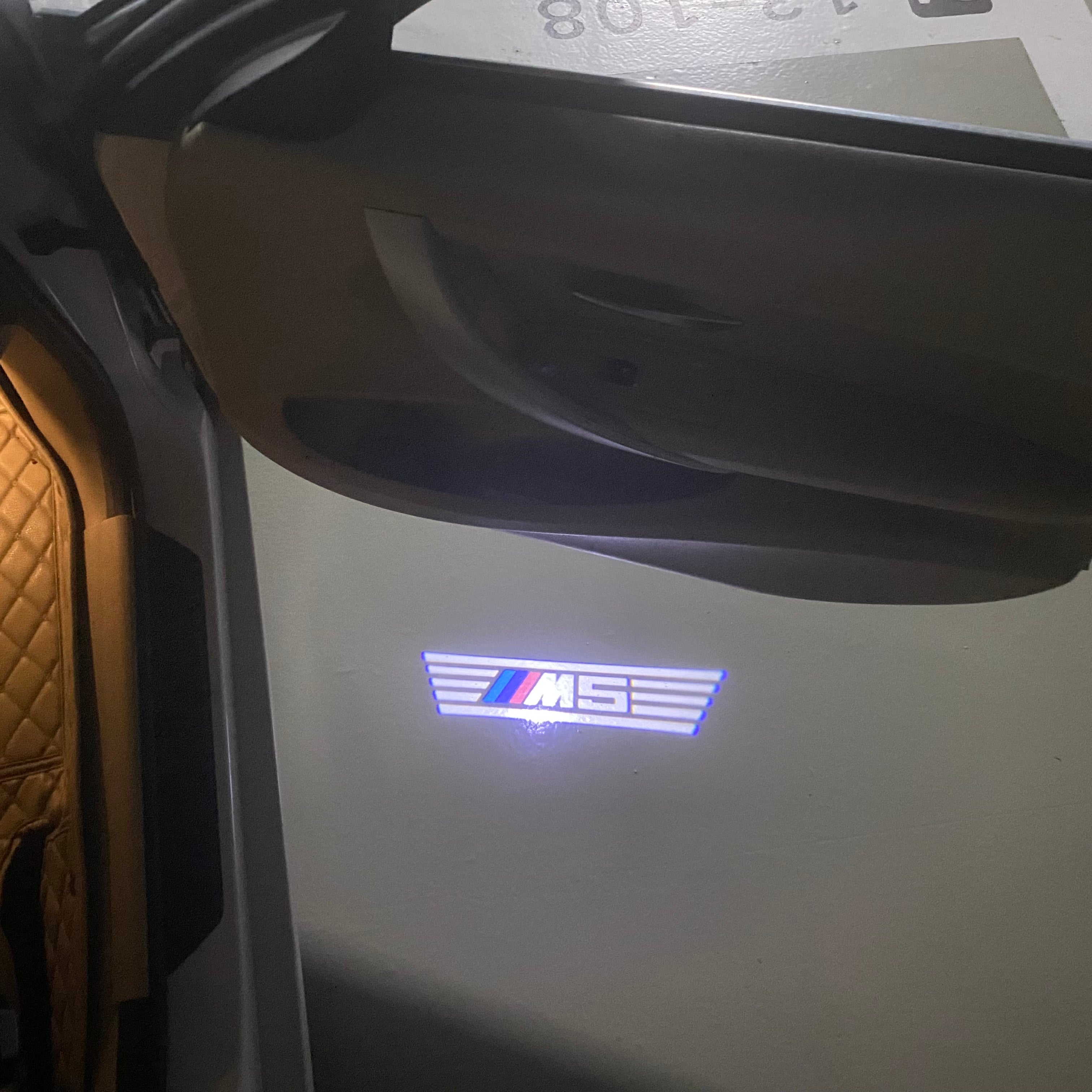 ÉCLAIRAGE DE PROJECTEUR BMW M3 LOGO Nr.24 (quantité 1 = 1 jeux / 2 feux de porte)