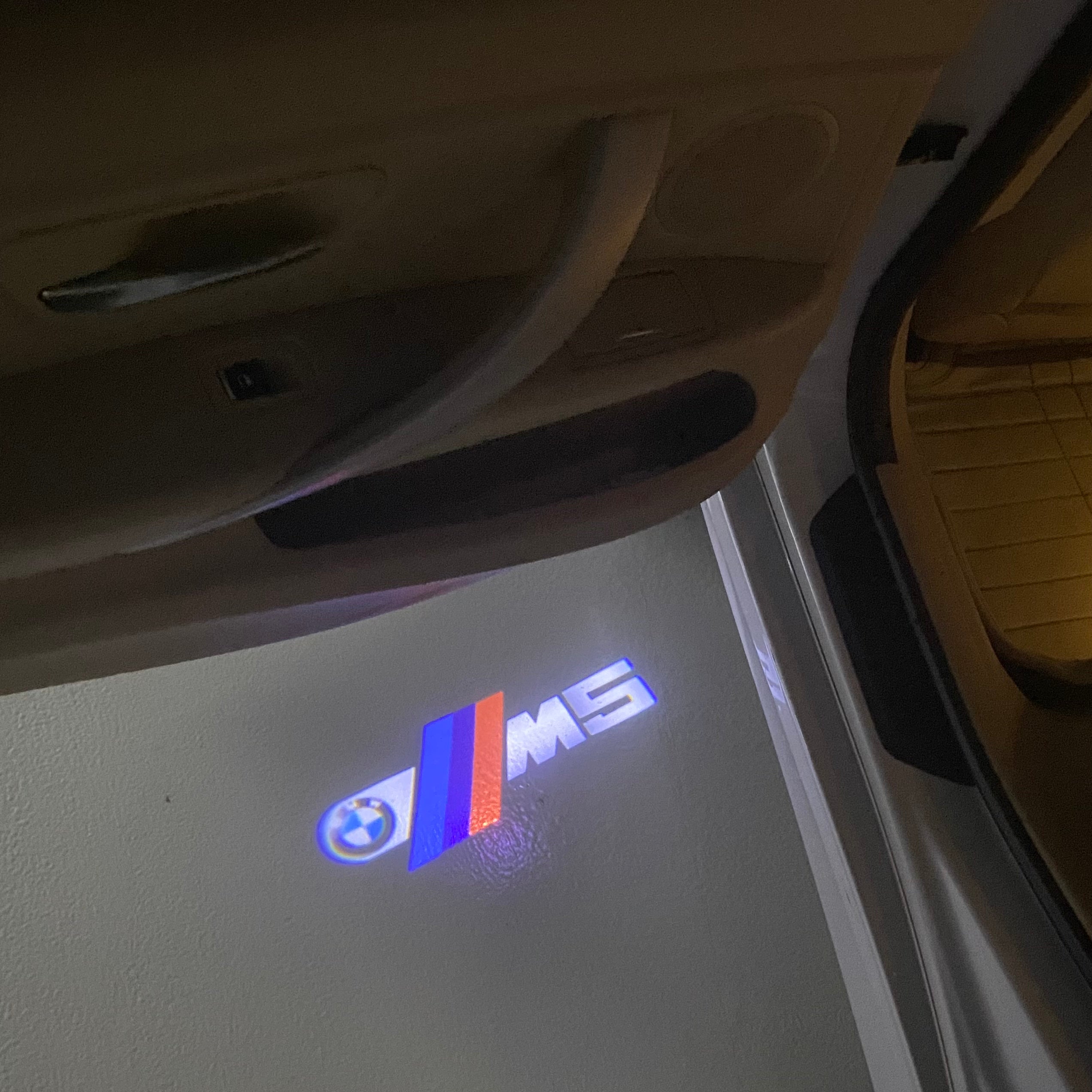 BMW M3 LOGO PROJECTOR LIGHTS Nr.24 (الكمية 1 = 1 مجموعة / 2 أضواء باب)