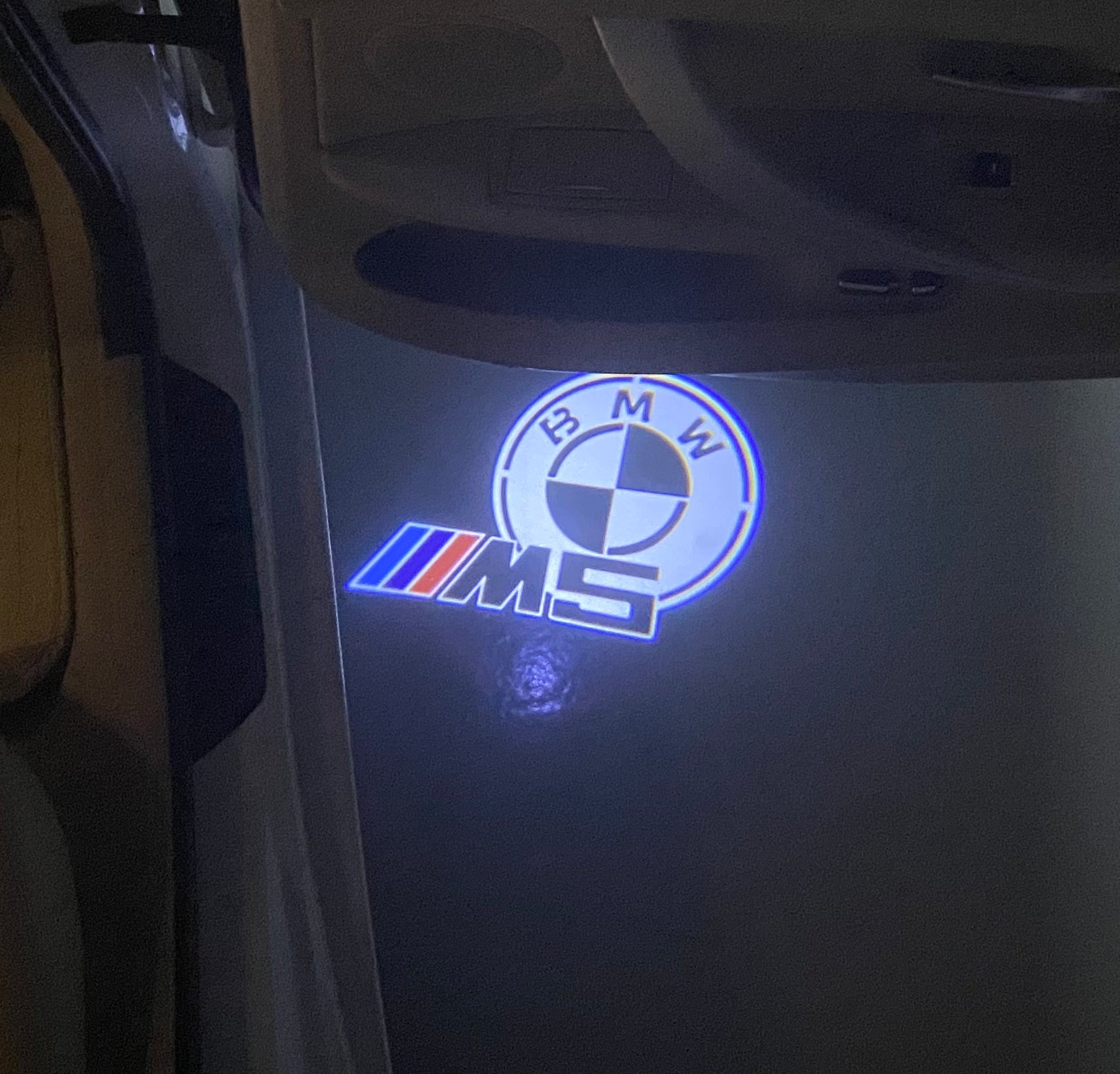 BMW M3 LOGO PROJECTOR LIGHTS Nr.24 (الكمية 1 = 1 مجموعة / 2 أضواء باب)