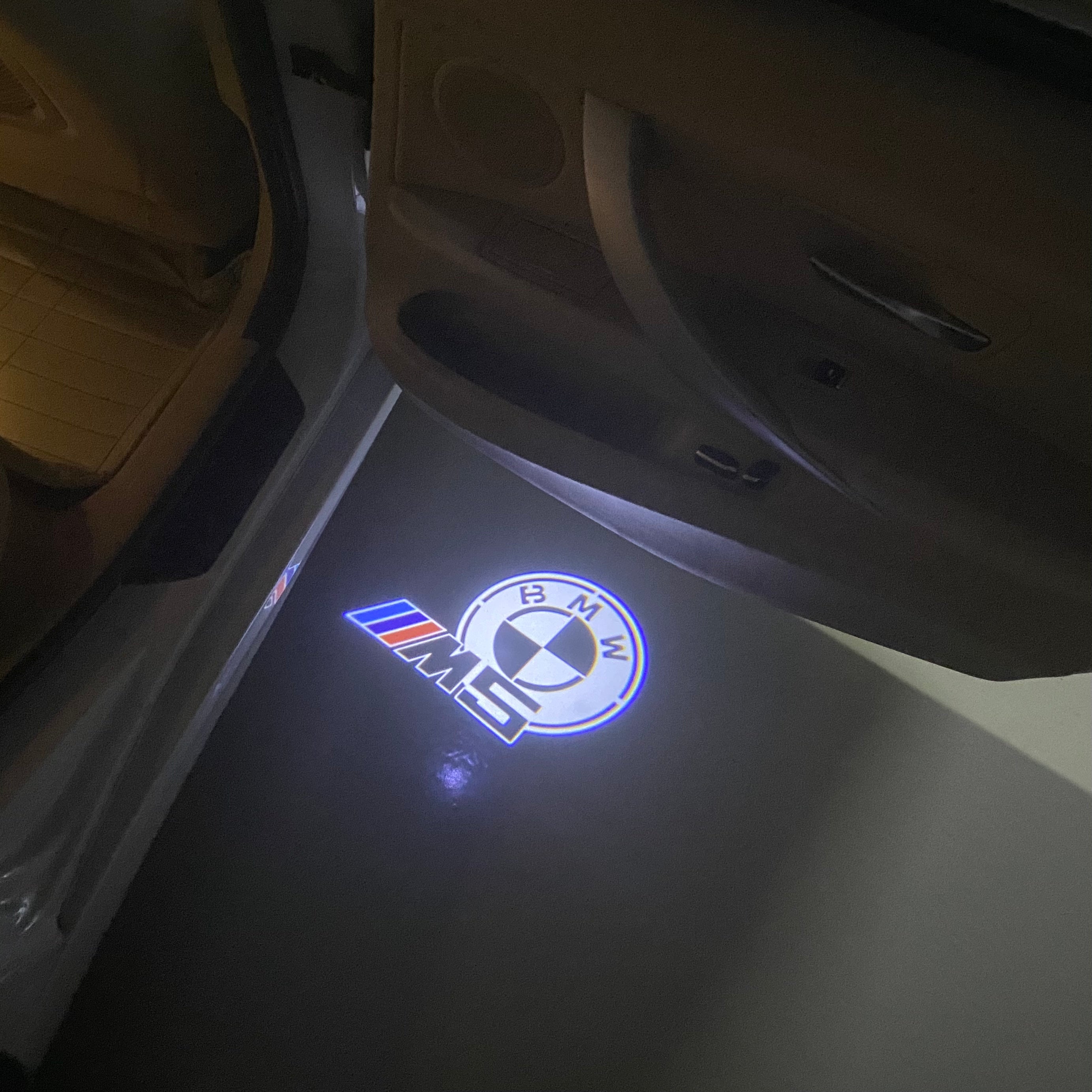 BMW M3 LOGO PROJECTOR LIGHTS Nr.24 (الكمية 1 = 1 مجموعة / 2 أضواء باب)