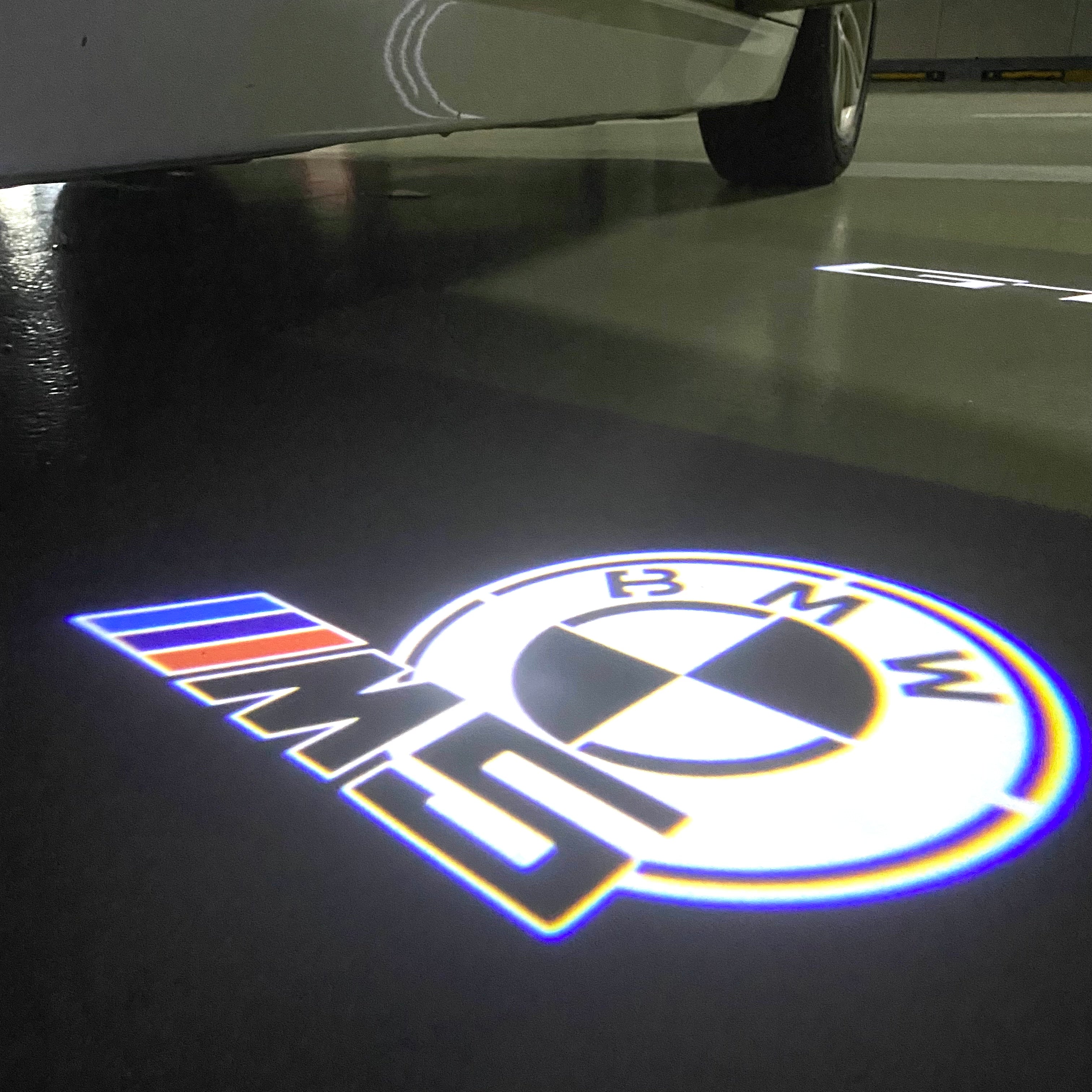 BMW M3 LOGO PROJECTOR LIGHTS Nr.24 (الكمية 1 = 1 مجموعة / 2 أضواء باب)