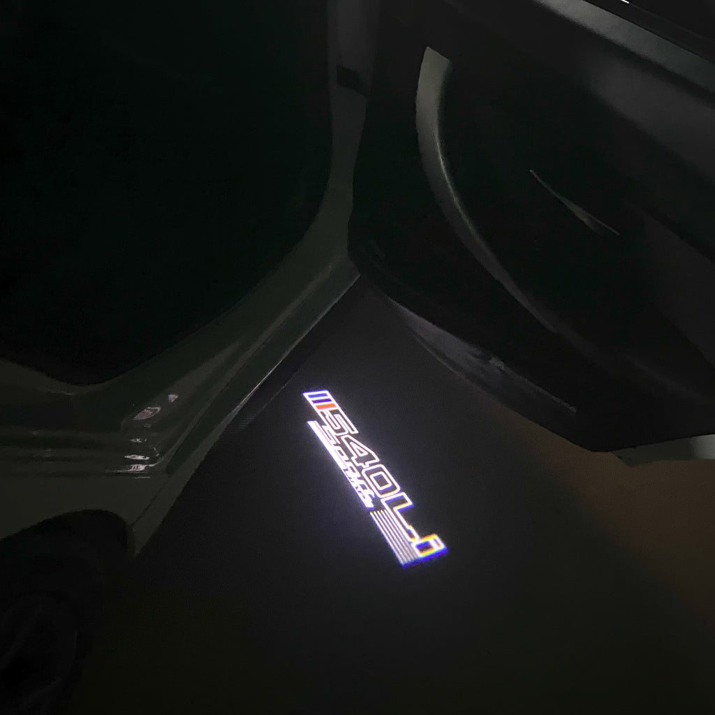 BMW M3 LOGO PROJECTOR LIGHTS Nr.24 (الكمية 1 = 1 مجموعة / 2 أضواء باب)
