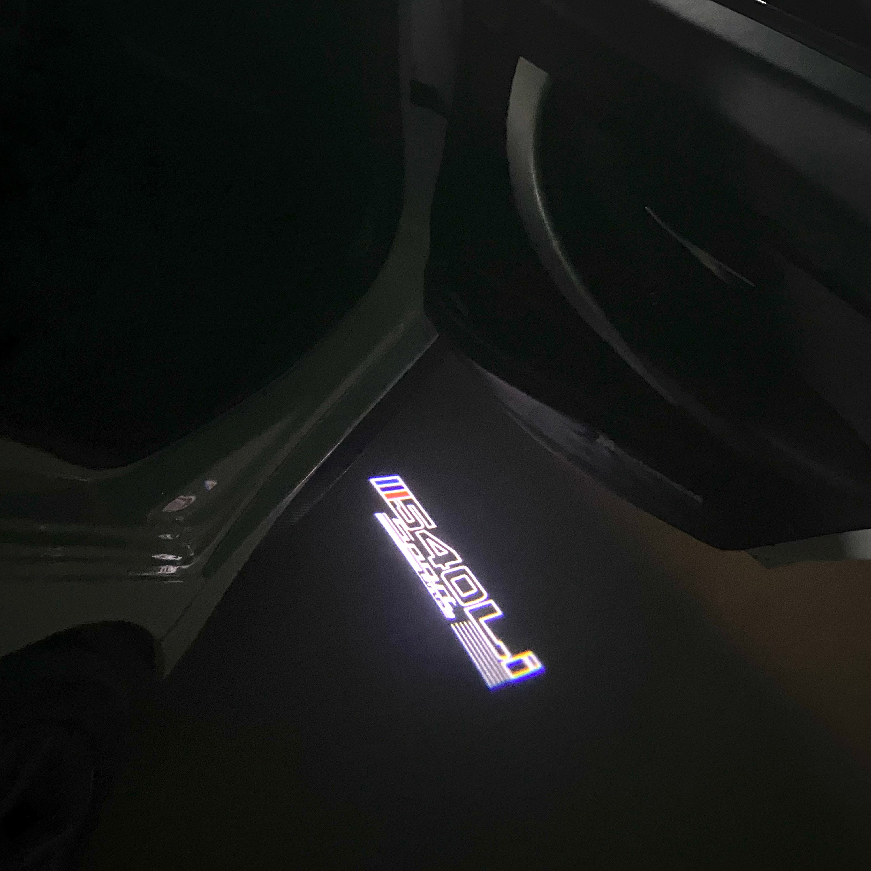 BMW M3 LOGO PROJECTOR LIGHTS Nr.24 (الكمية 1 = 1 مجموعة / 2 أضواء باب)