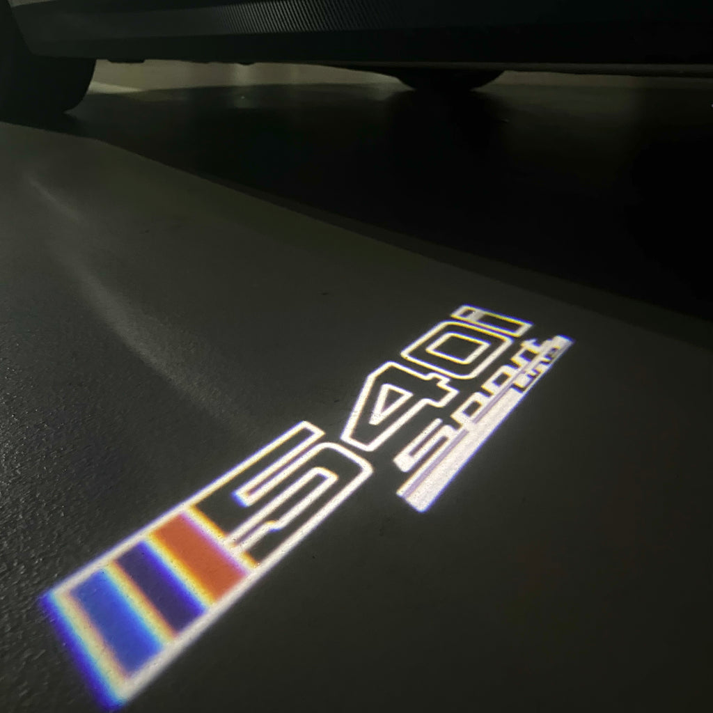 ÉCLAIRAGE DE PROJECTEUR BMW M3 LOGO Nr.24 (quantité 1 = 1 jeux / 2 feux de porte)