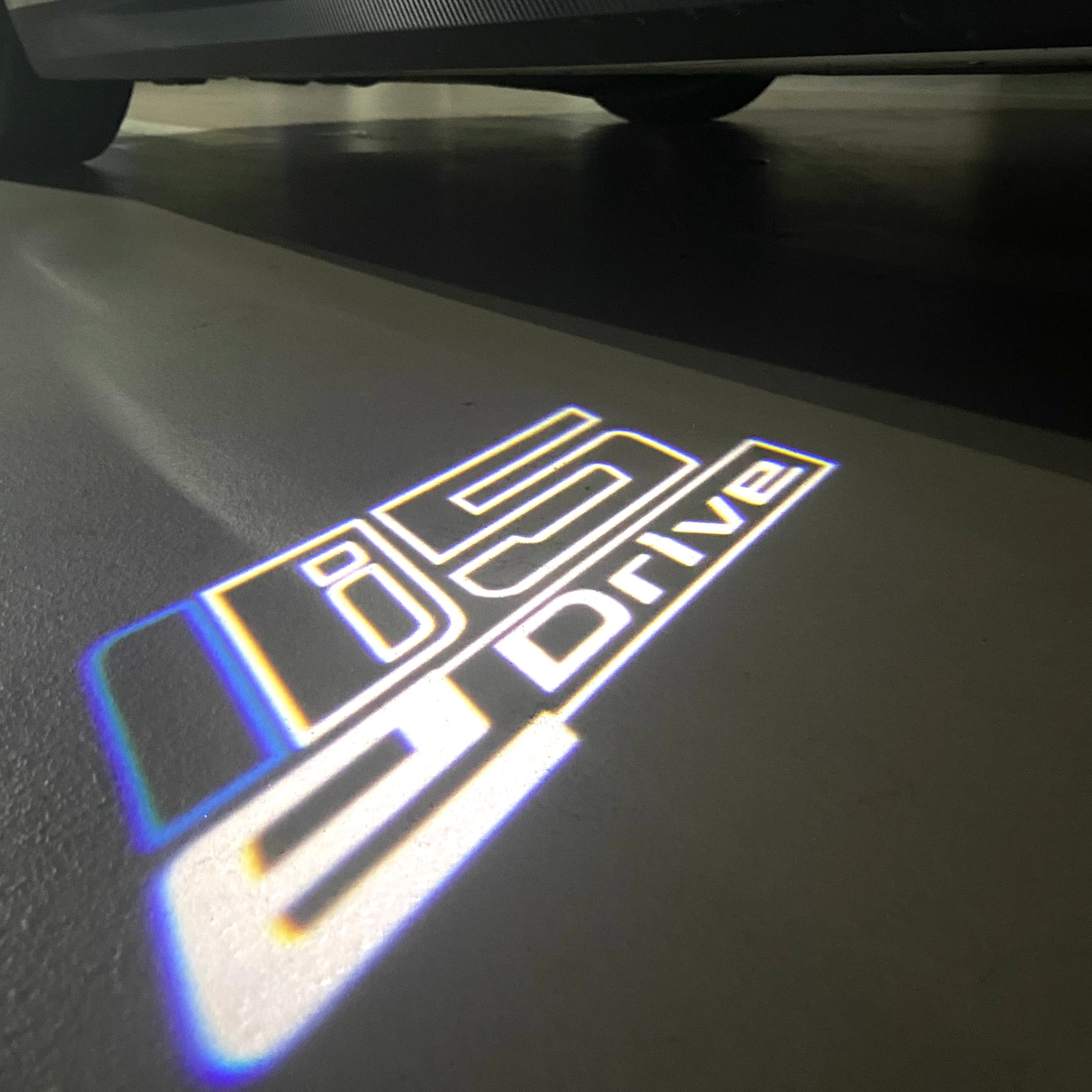 BMW M3 LOGO PROJECTOR LIGHTS Nr.24 (الكمية 1 = 1 مجموعة / 2 أضواء باب)
