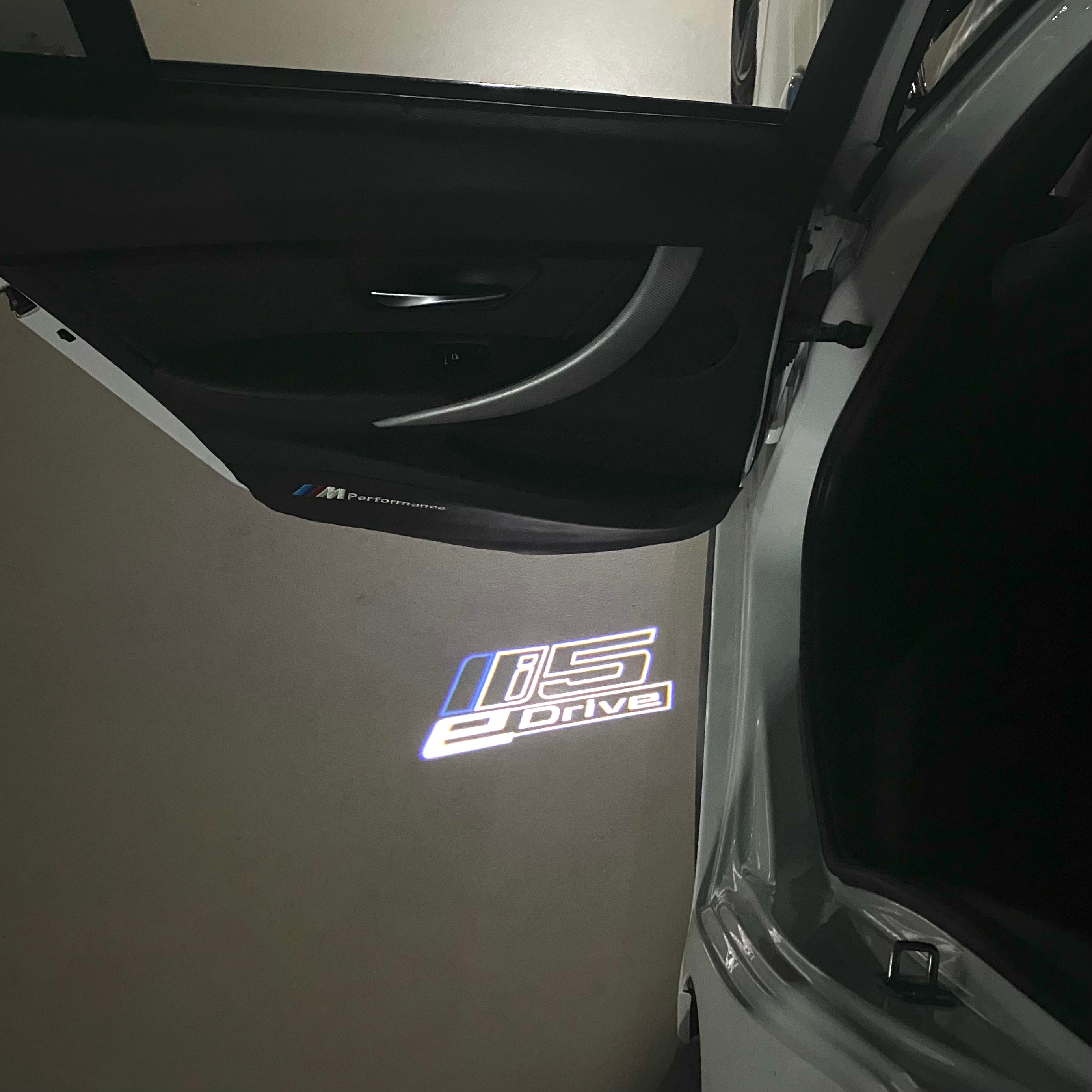 BMW M3 LOGO PROJECTOR LIGHTS Nr.24 (الكمية 1 = 1 مجموعة / 2 أضواء باب)