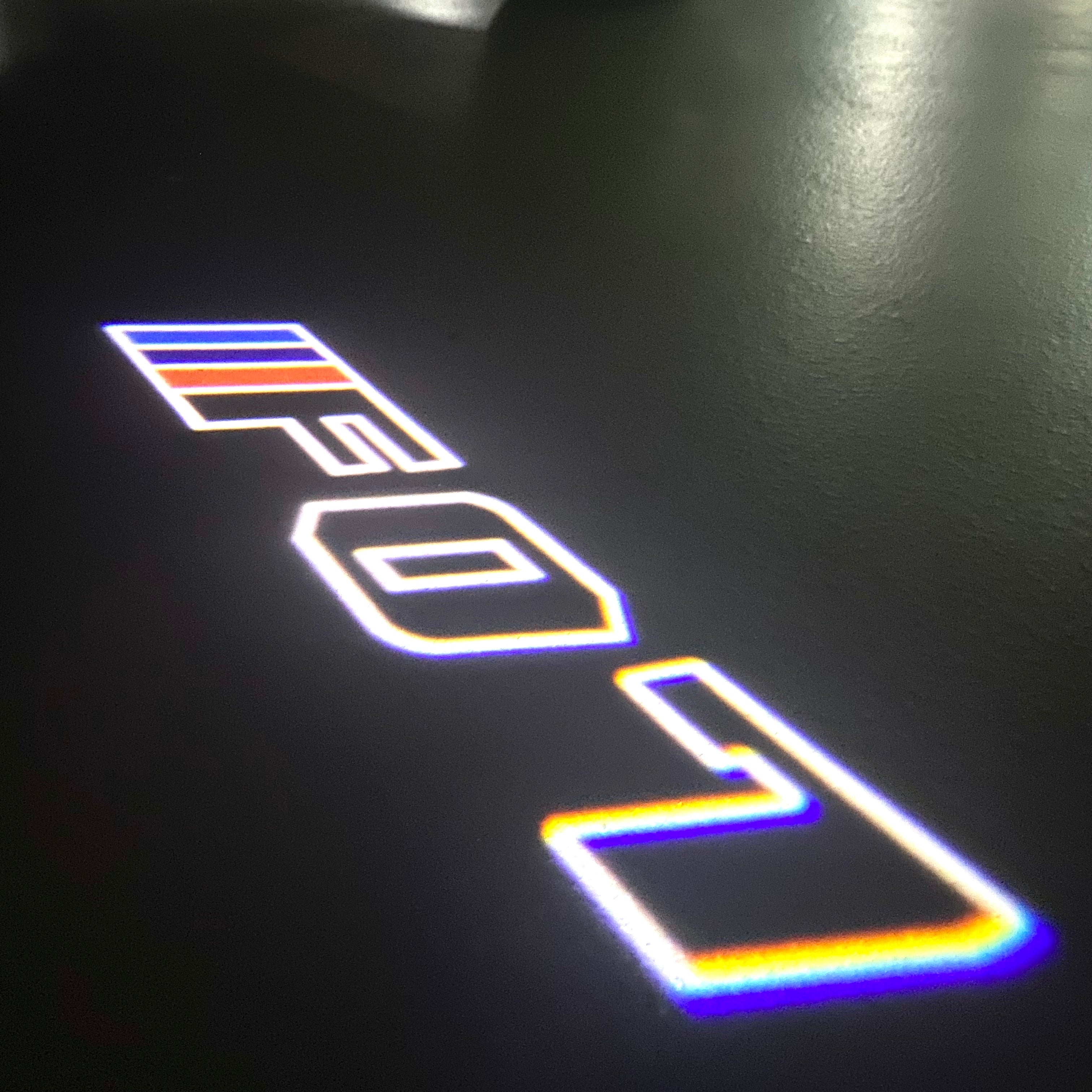BMW M3 LOGO PROJECTOR LIGHTS Nr.24 (الكمية 1 = 1 مجموعة / 2 أضواء باب)