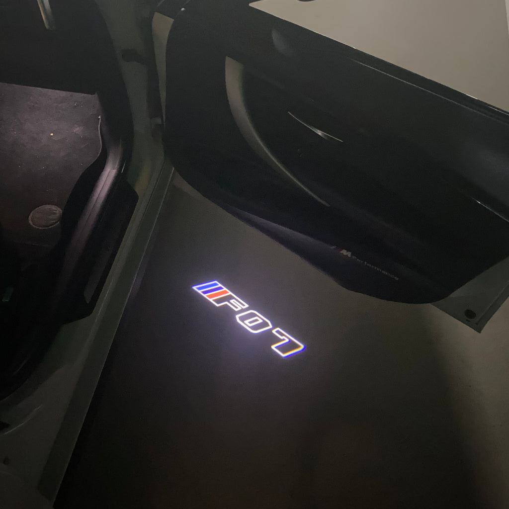 BMW M3 LOGO PROJECTOR LIGHTS Nr.24 (الكمية 1 = 1 مجموعة / 2 أضواء باب)