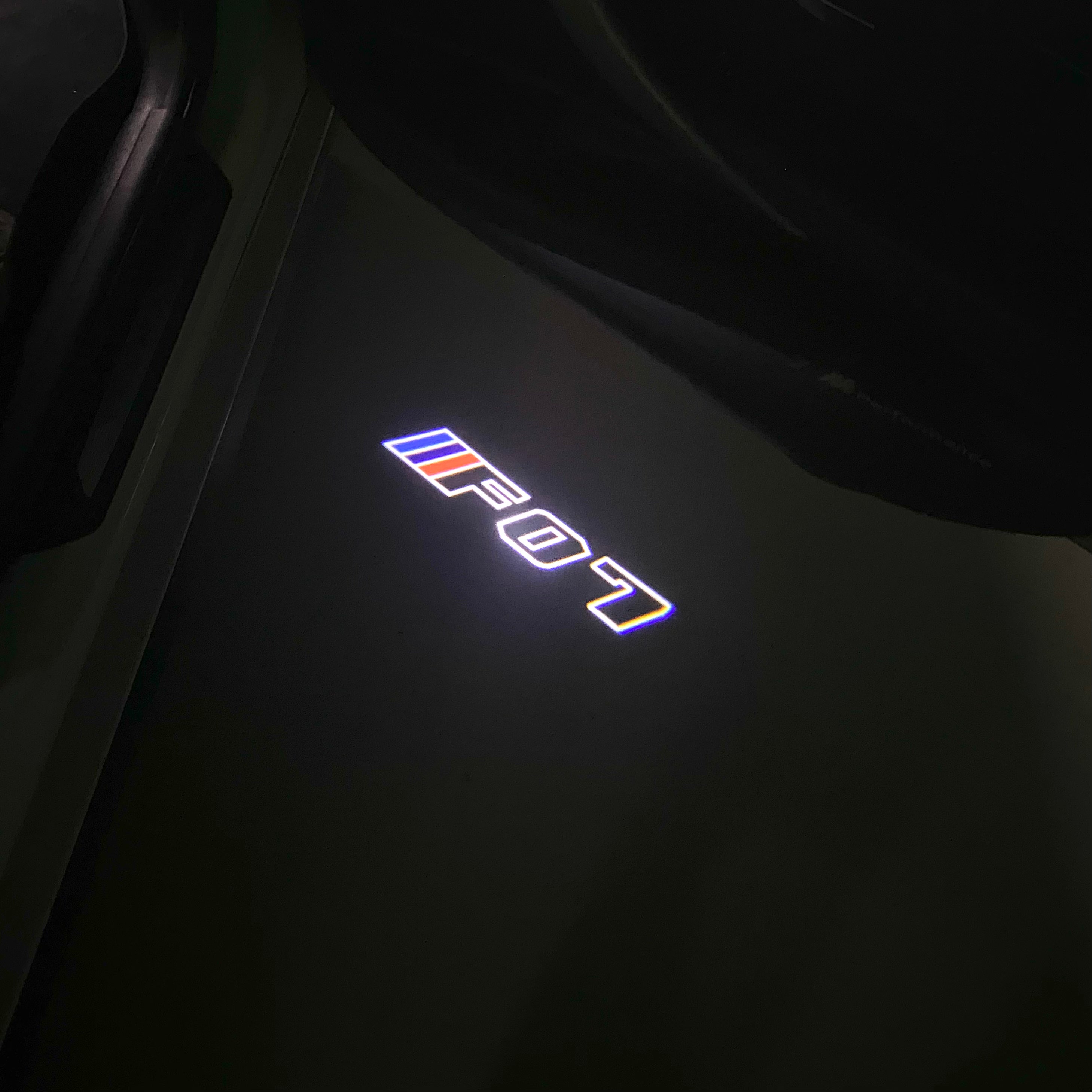 BMW M3 LOGO PROJECTOR LIGHTS Nr.24 (الكمية 1 = 1 مجموعة / 2 أضواء باب)