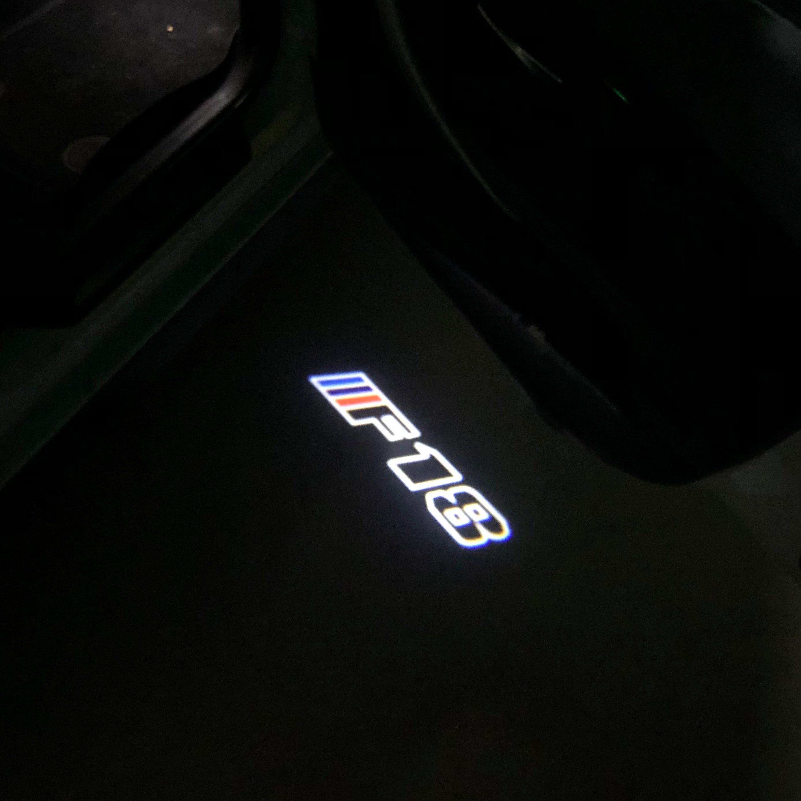 BMW M3 LOGO PROJECTOR LIGHTS Nr.24 (الكمية 1 = 1 مجموعة / 2 أضواء باب)