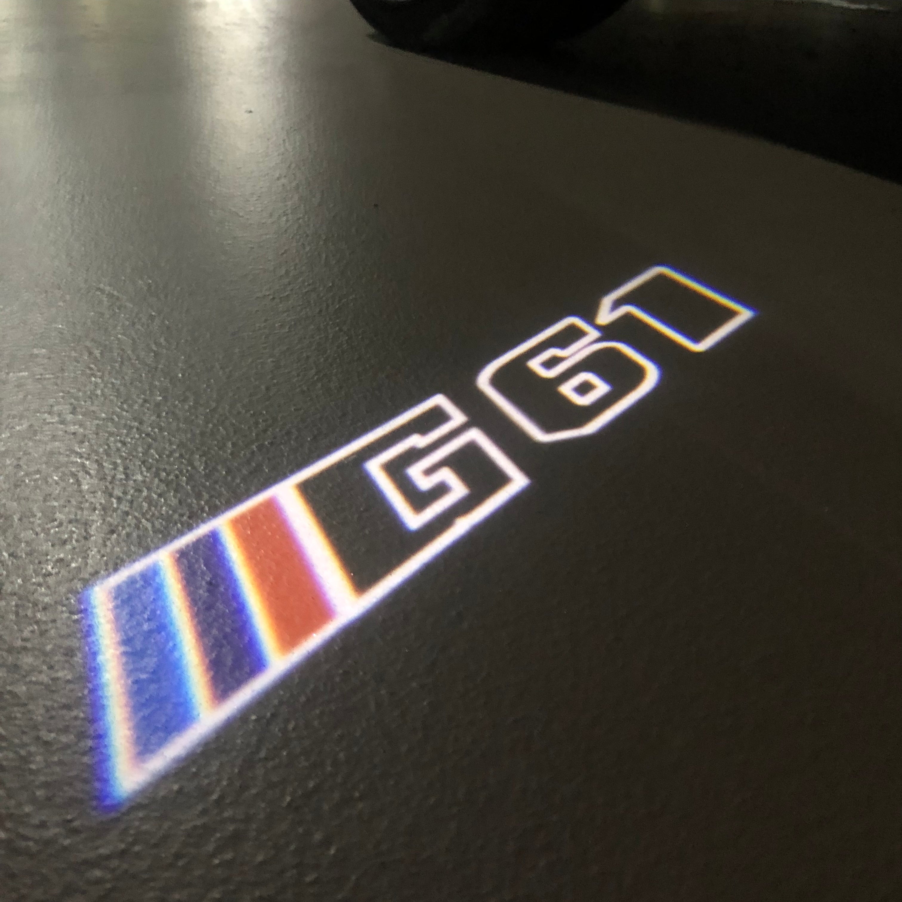 ÉCLAIRAGE DE PROJECTEUR BMW M3 LOGO Nr.24 (quantité 1 = 1 jeux / 2 feux de porte)