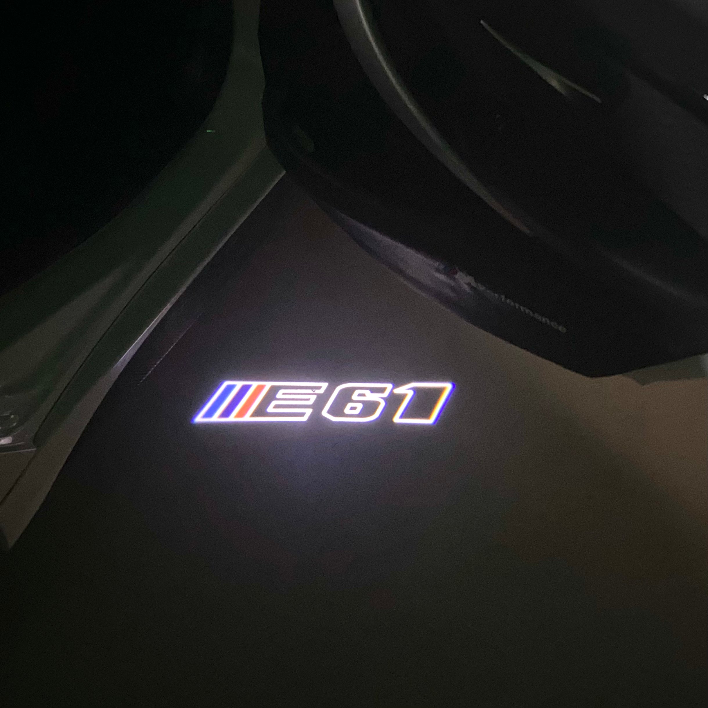 ÉCLAIRAGE DE PROJECTEUR BMW M3 LOGO Nr.24 (quantité 1 = 1 jeux / 2 feux de porte)