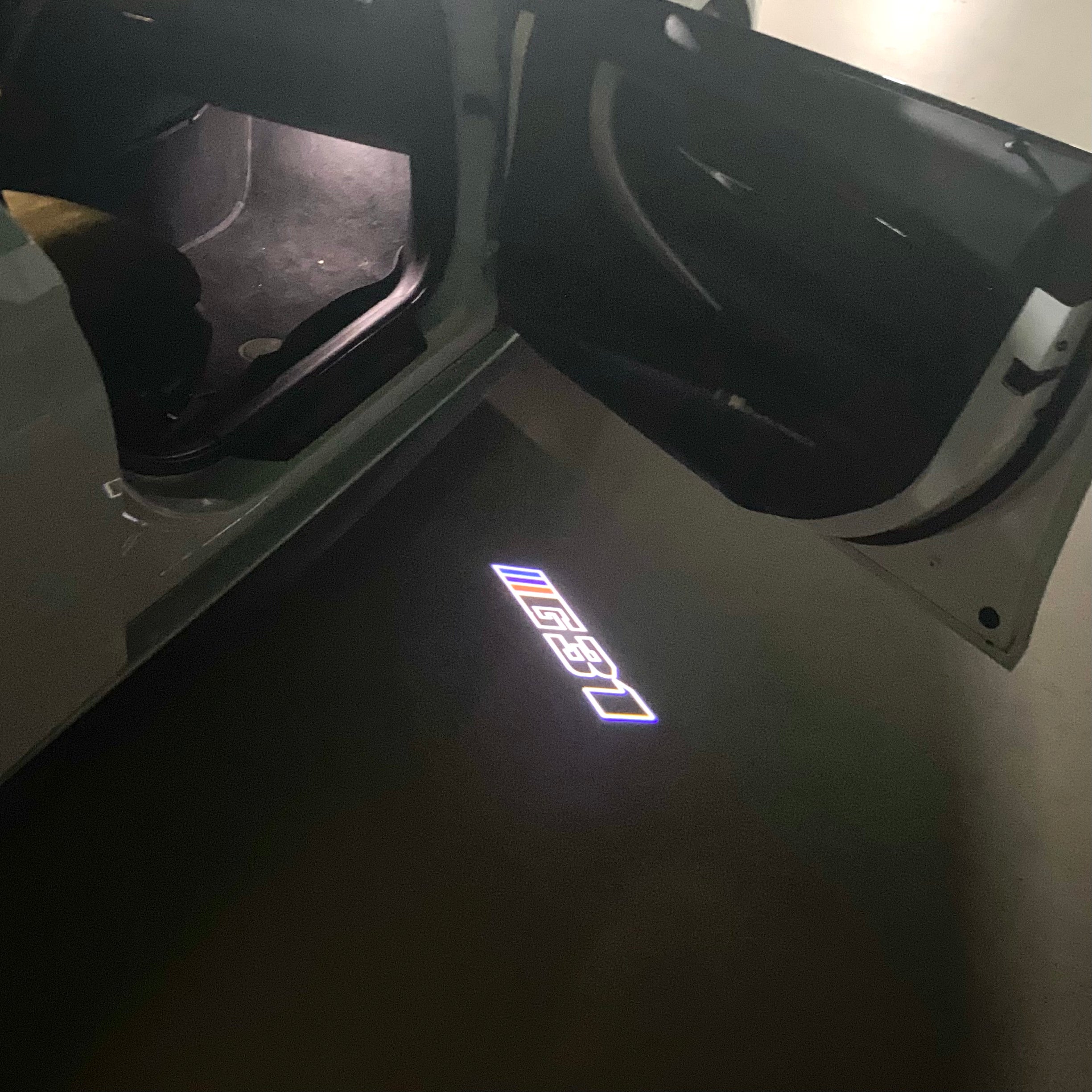 ÉCLAIRAGE DE PROJECTEUR BMW M3 LOGO Nr.24 (quantité 1 = 1 jeux / 2 feux de porte)