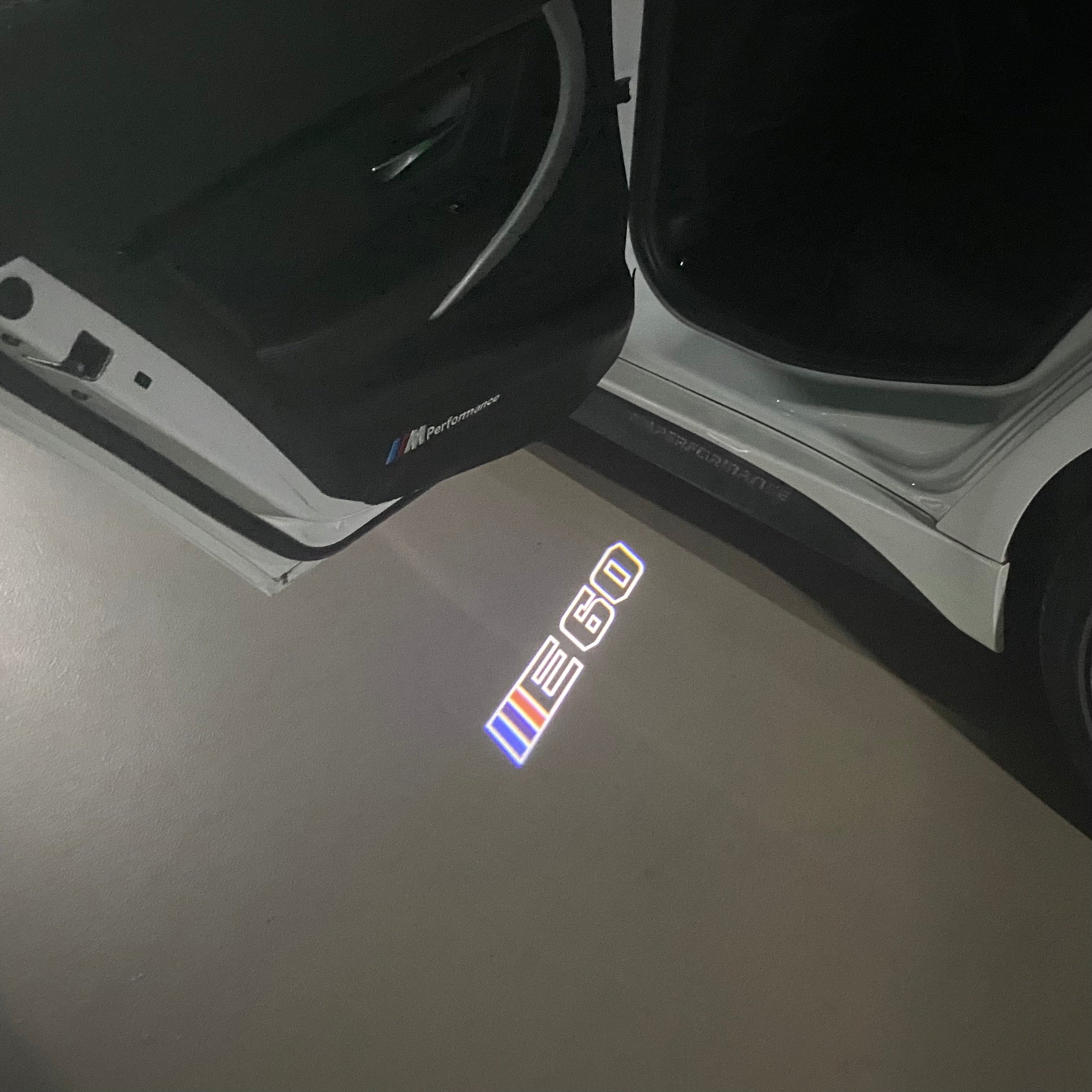 BMW  5 SERIES E60   LOGO PROJECTOT LIGHTS (quantity 1 = 1 sets/2 door lights) Nr.6024q87