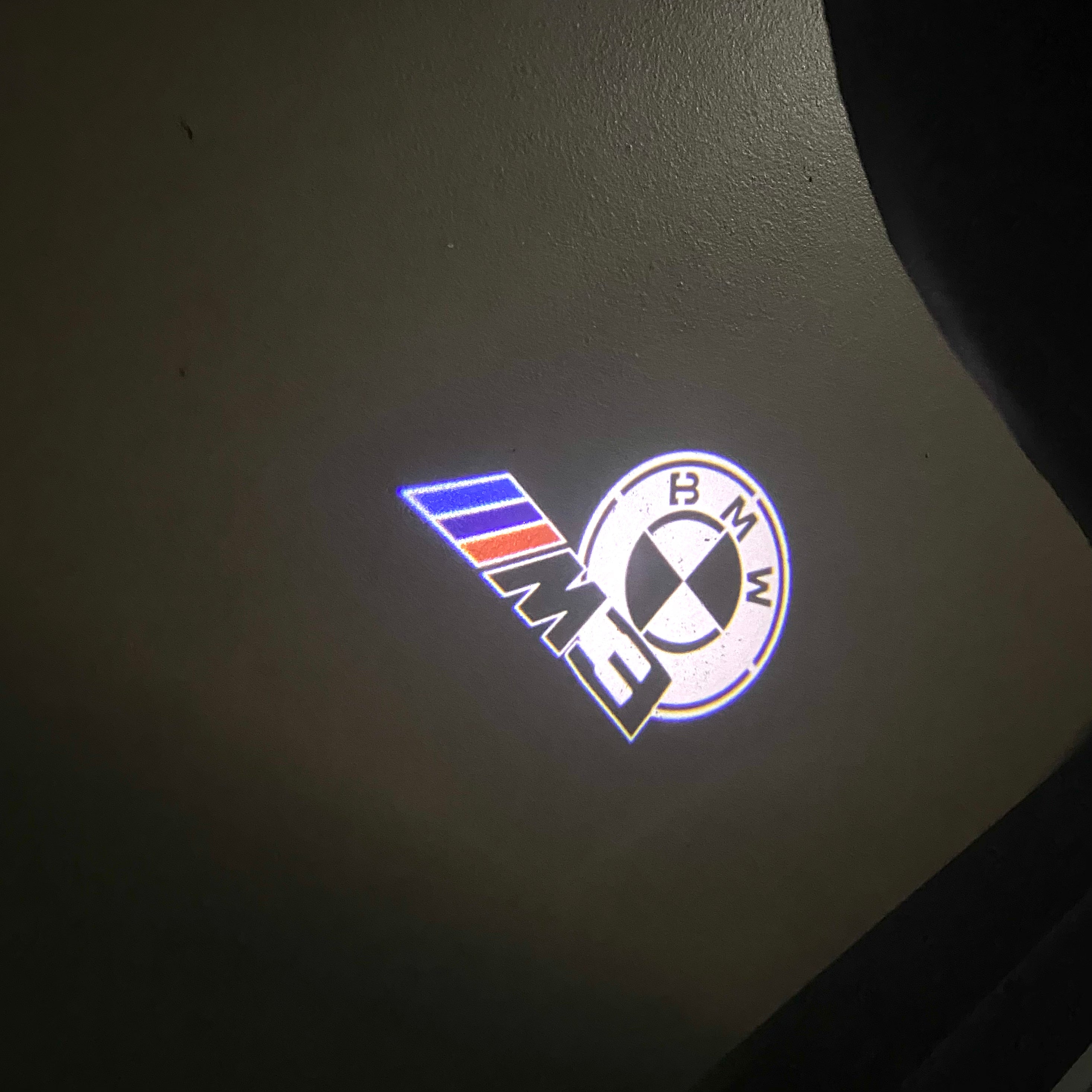 ÉCLAIRAGE DE PROJECTEUR BMW M3 LOGO Nr.24 (quantité 1 = 1 jeux / 2 feux de porte)