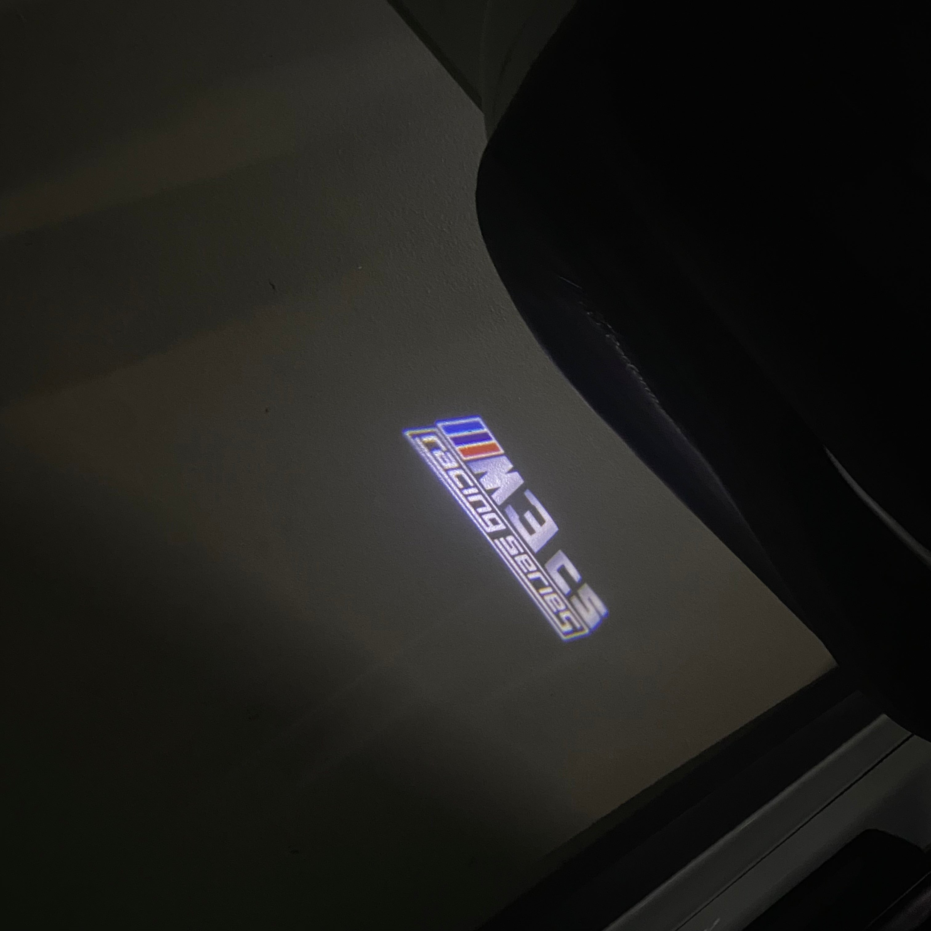 ÉCLAIRAGE DE PROJECTEUR BMW M3 LOGO Nr.24 (quantité 1 = 1 jeux / 2 feux de porte)