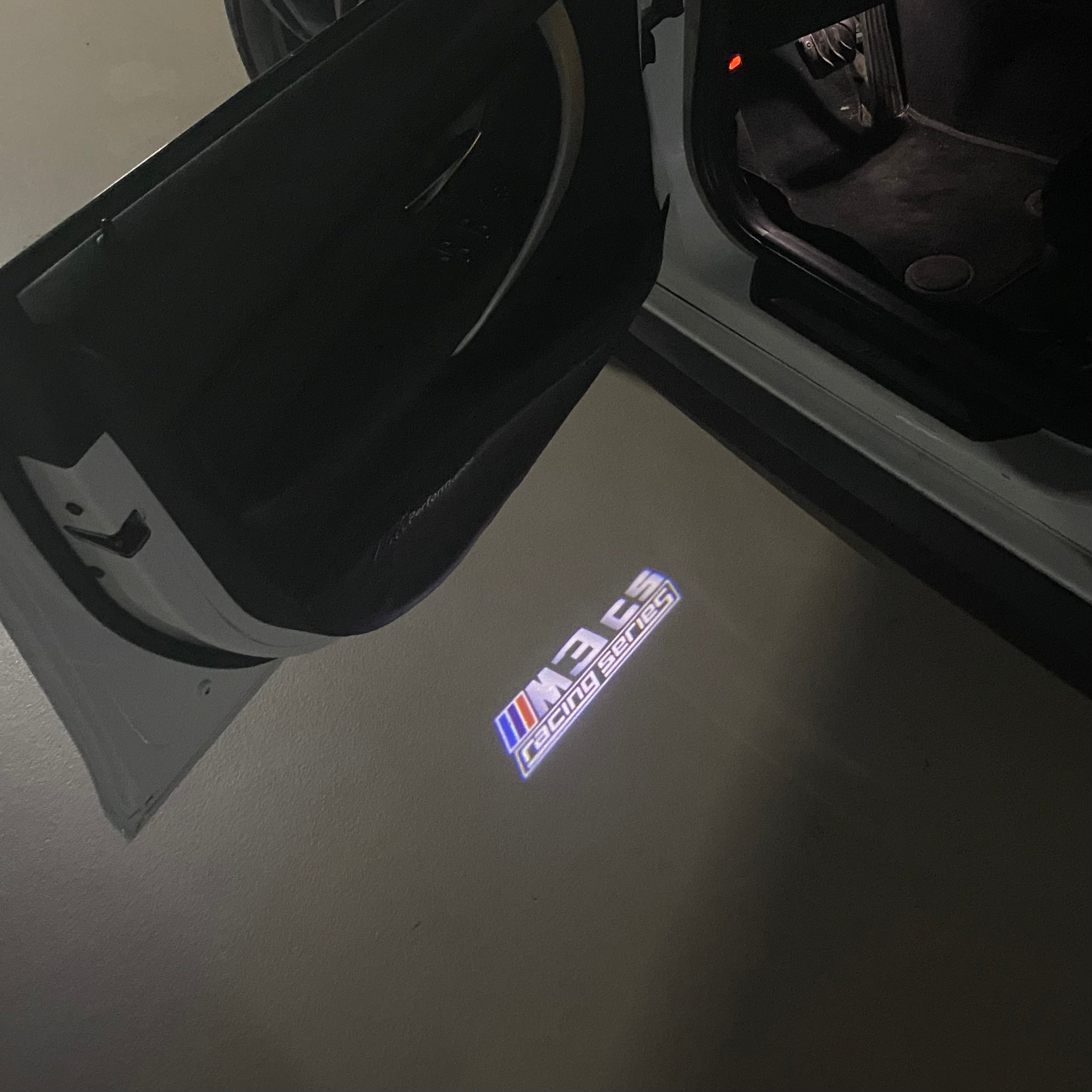 ÉCLAIRAGE DE PROJECTEUR BMW M3 LOGO Nr.24 (quantité 1 = 1 jeux / 2 feux de porte)