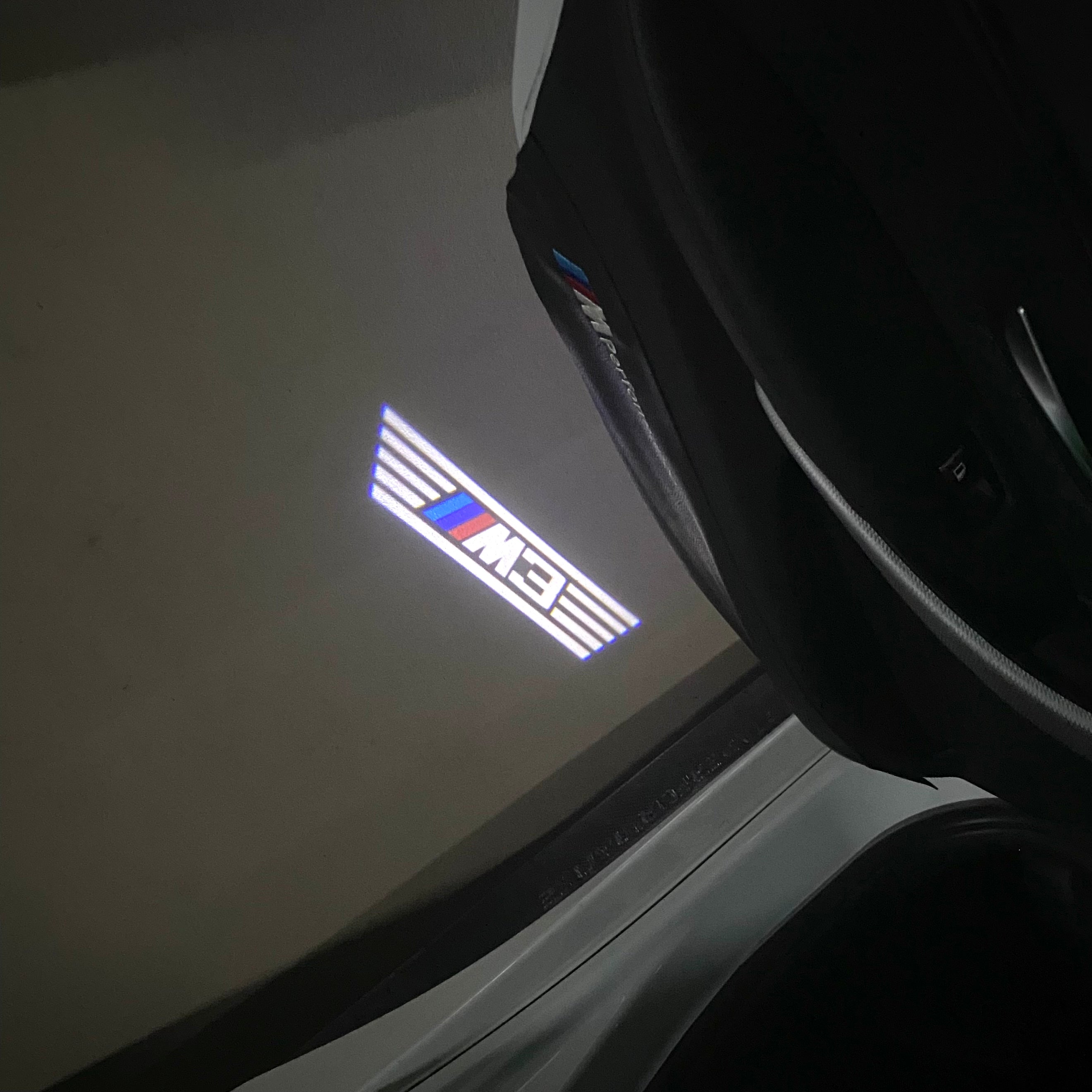 ÉCLAIRAGE DE PROJECTEUR BMW M3 LOGO Nr.24 (quantité 1 = 1 jeux / 2 feux de porte)