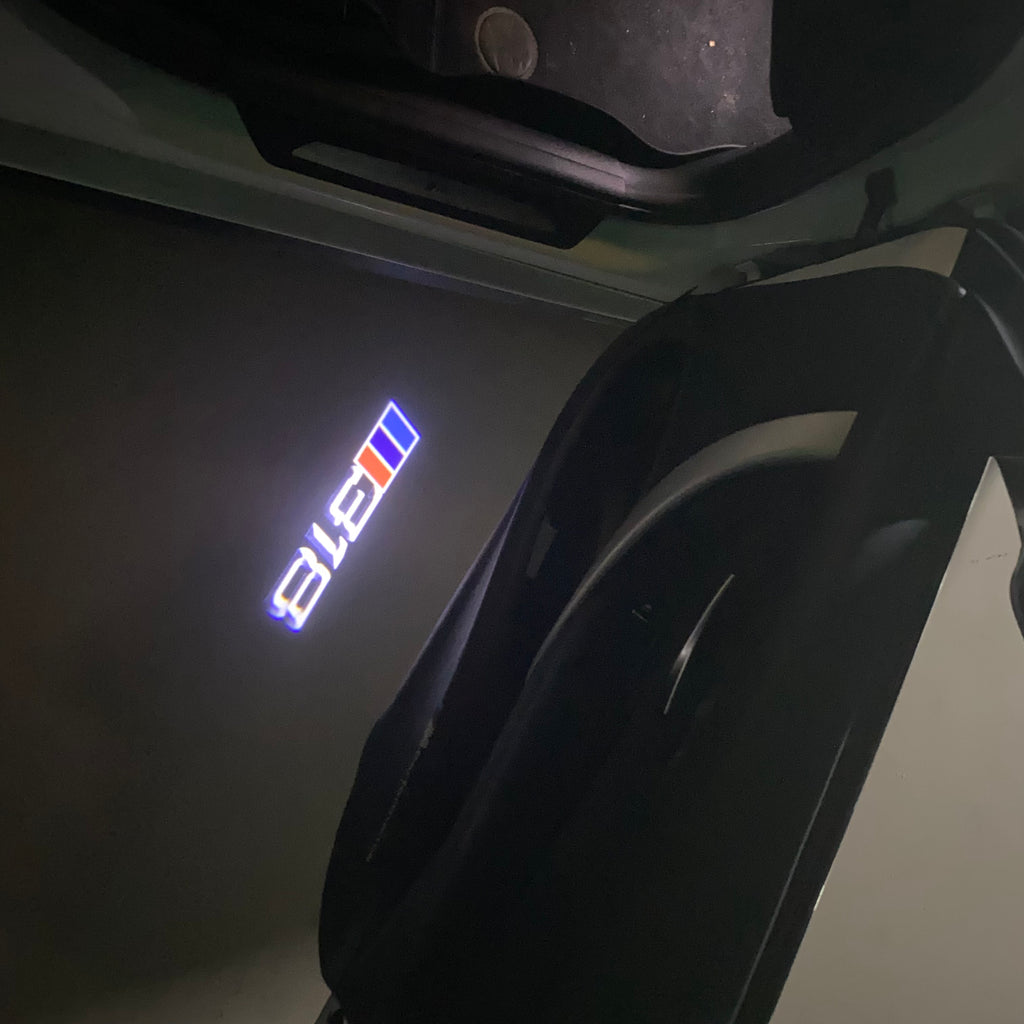 BMW M3 LOGO PROJECTOR LIGHTS Nr.24 (الكمية 1 = 1 مجموعة / 2 أضواء باب)