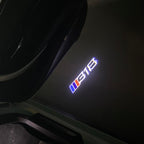 BMW M3 LOGO PROJECTOR LIGHTS Nr.24 (الكمية 1 = 1 مجموعة / 2 أضواء باب)