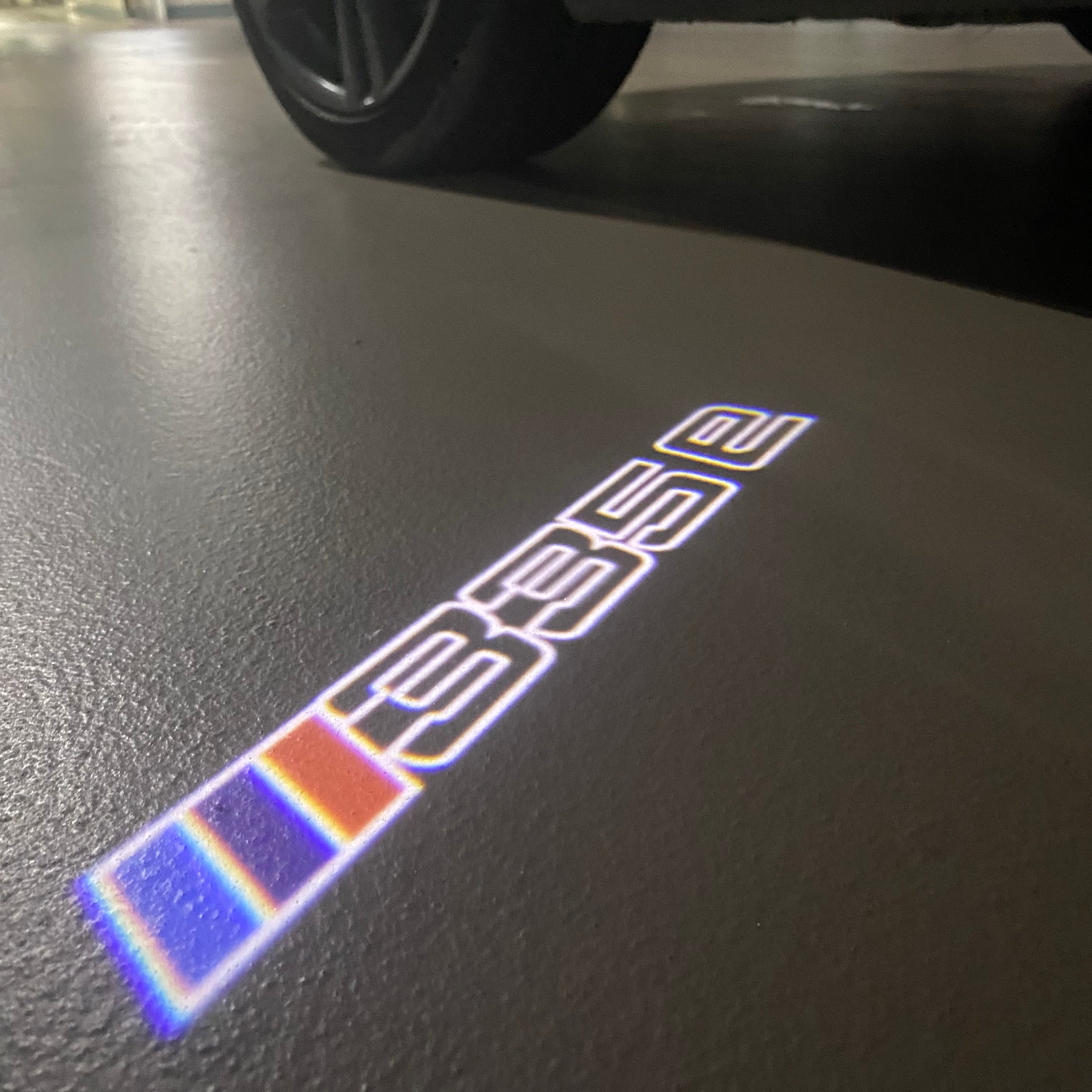 ÉCLAIRAGE DE PROJECTEUR BMW M3 LOGO Nr.24 (quantité 1 = 1 jeux / 2 feux de porte)