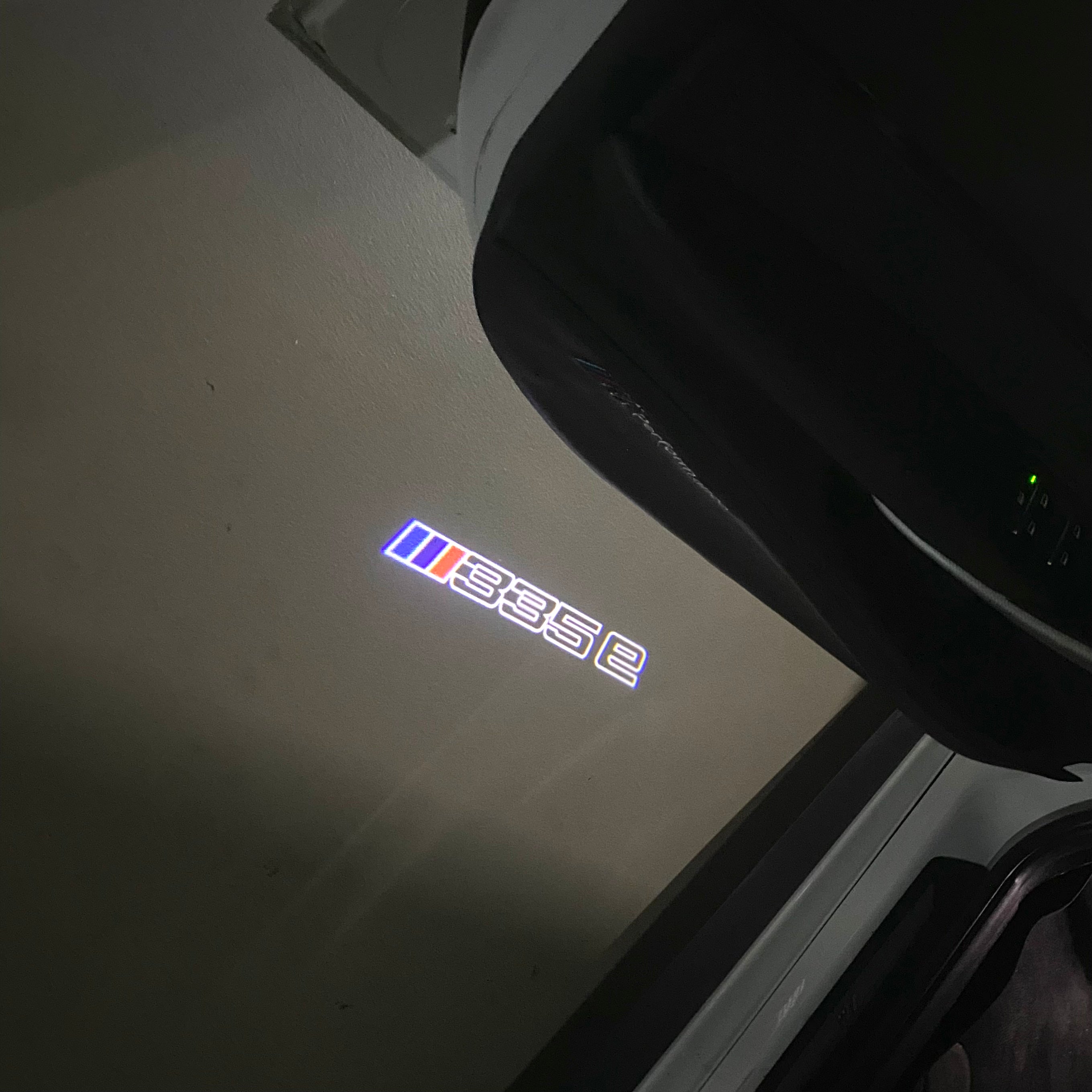 ÉCLAIRAGE DE PROJECTEUR BMW M3 LOGO Nr.24 (quantité 1 = 1 jeux / 2 feux de porte)