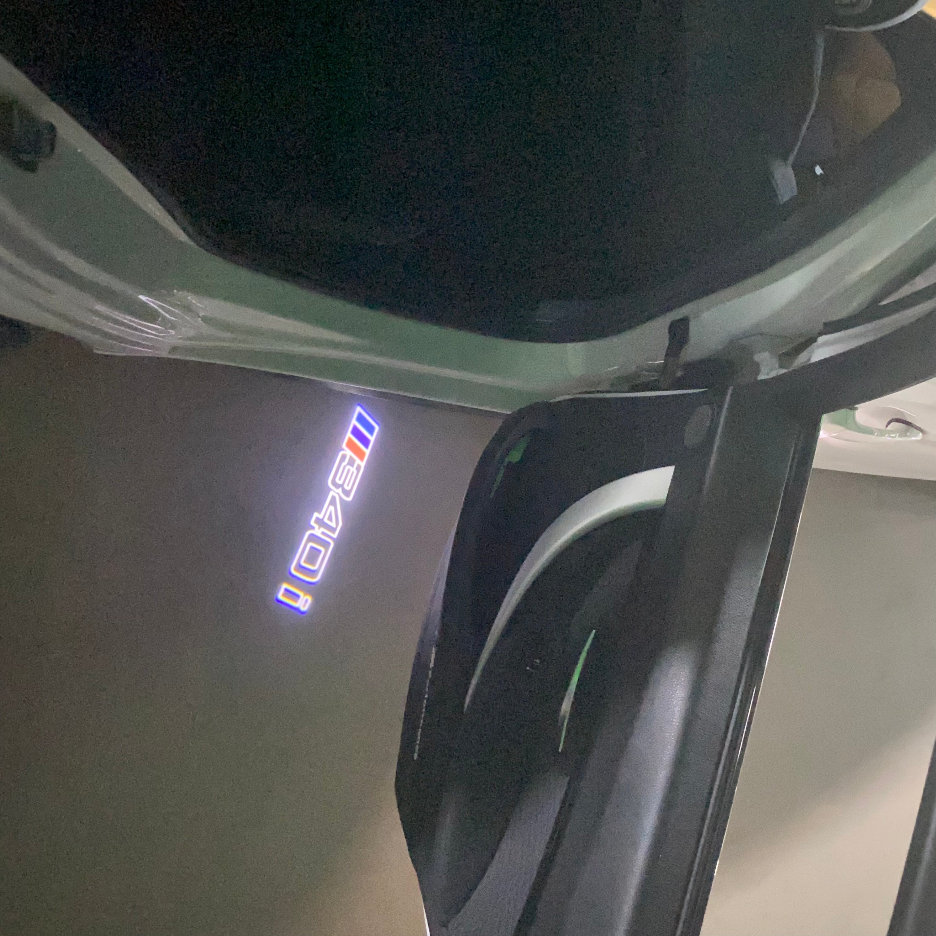 BMW M3 LOGO PROJECTOR LIGHTS Nr.24 (الكمية 1 = 1 مجموعة / 2 أضواء باب)