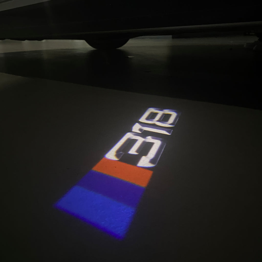 BMW M3 LOGO PROJECTOR LIGHTS Nr.24 (الكمية 1 = 1 مجموعة / 2 أضواء باب)