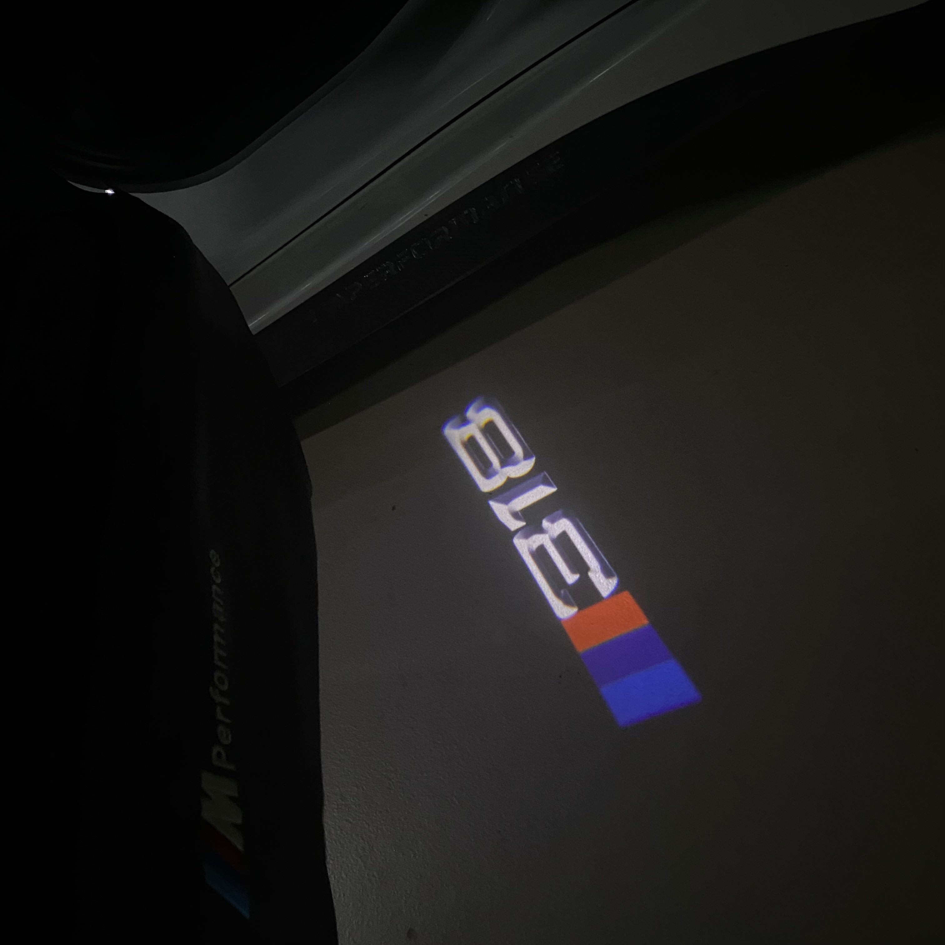 BMW M3 LOGO PROJECTOR LIGHTS Nr.24 (الكمية 1 = 1 مجموعة / 2 أضواء باب)