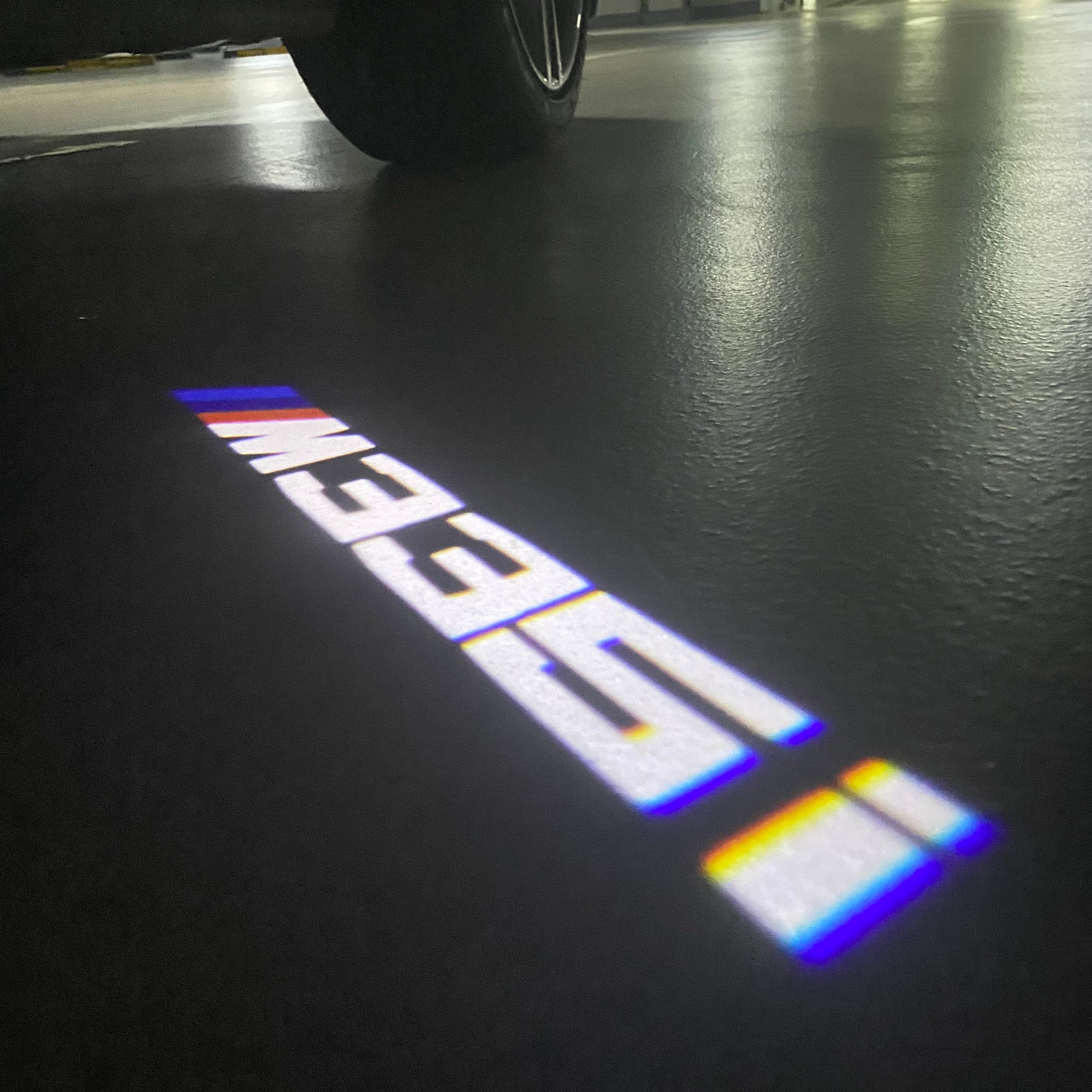 BMW M3 LOGO PROJECTOR LIGHTS Nr.24 (الكمية 1 = 1 مجموعة / 2 أضواء باب)