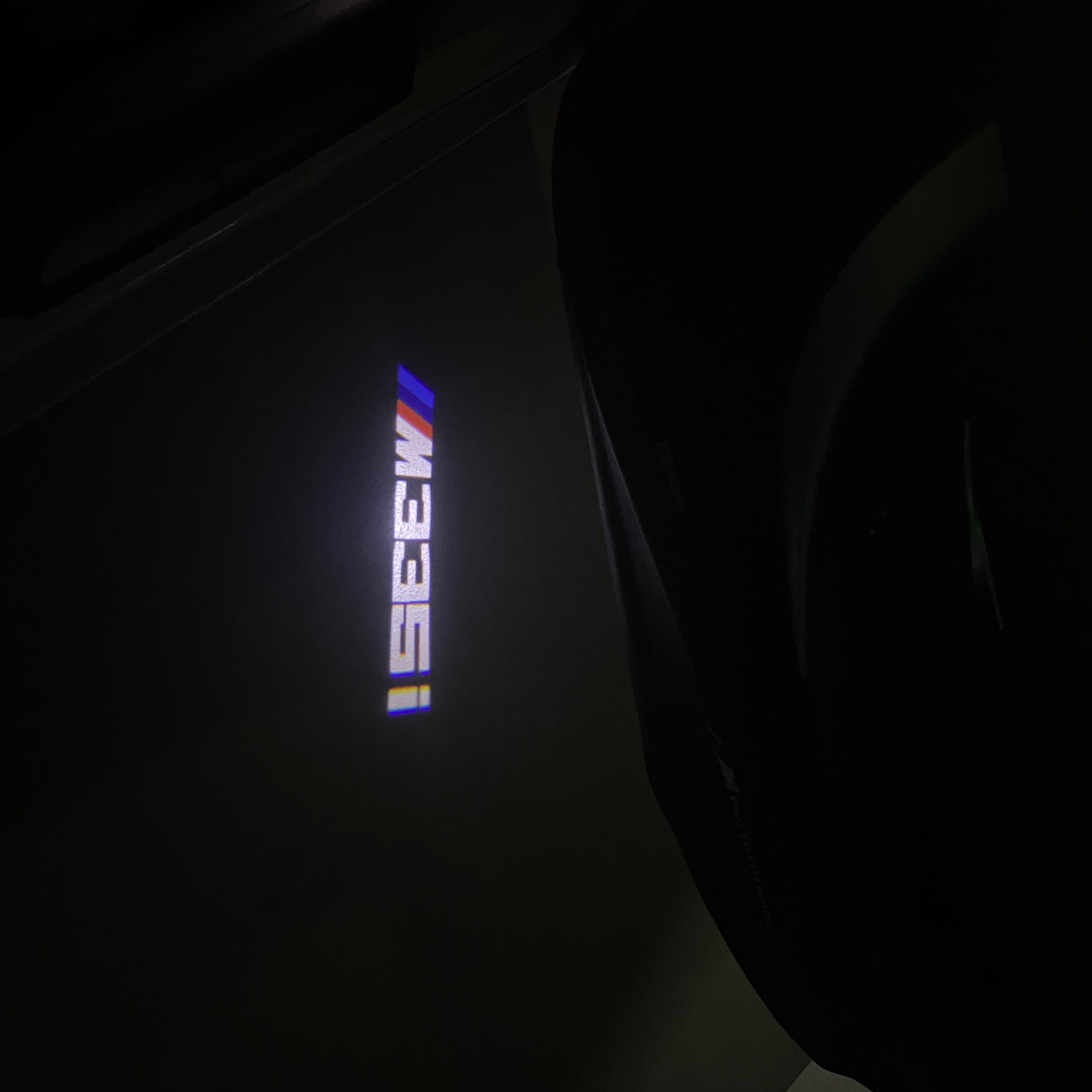 BMW M3 LOGO PROJECTOR LIGHTS Nr.24 (الكمية 1 = 1 مجموعة / 2 أضواء باب)