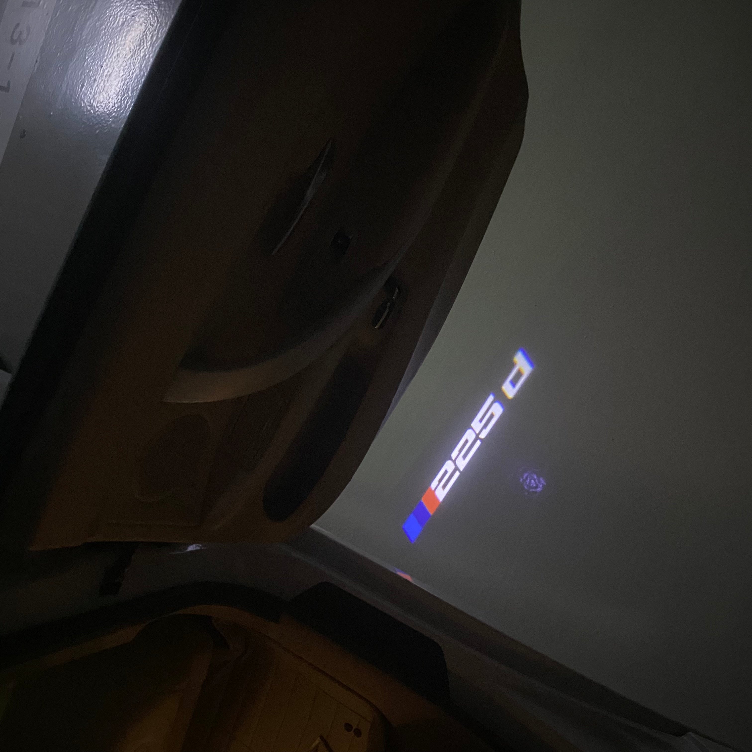 ÉCLAIRAGE DE PROJECTEUR BMW M3 LOGO Nr.24 (quantité 1 = 1 jeux / 2 feux de porte)